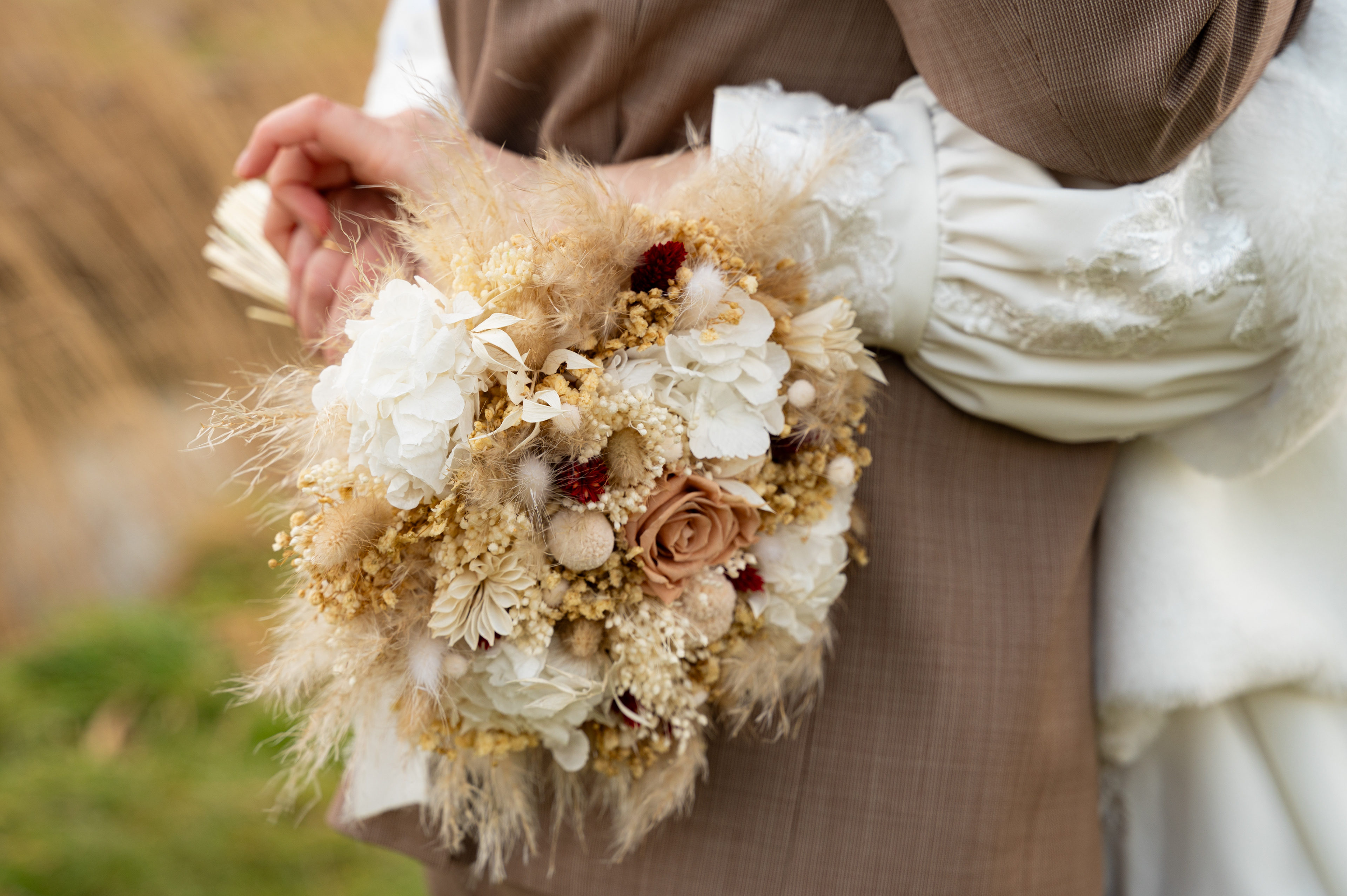 Un beau bouquet hivernal, assorti aux tenues des mariés