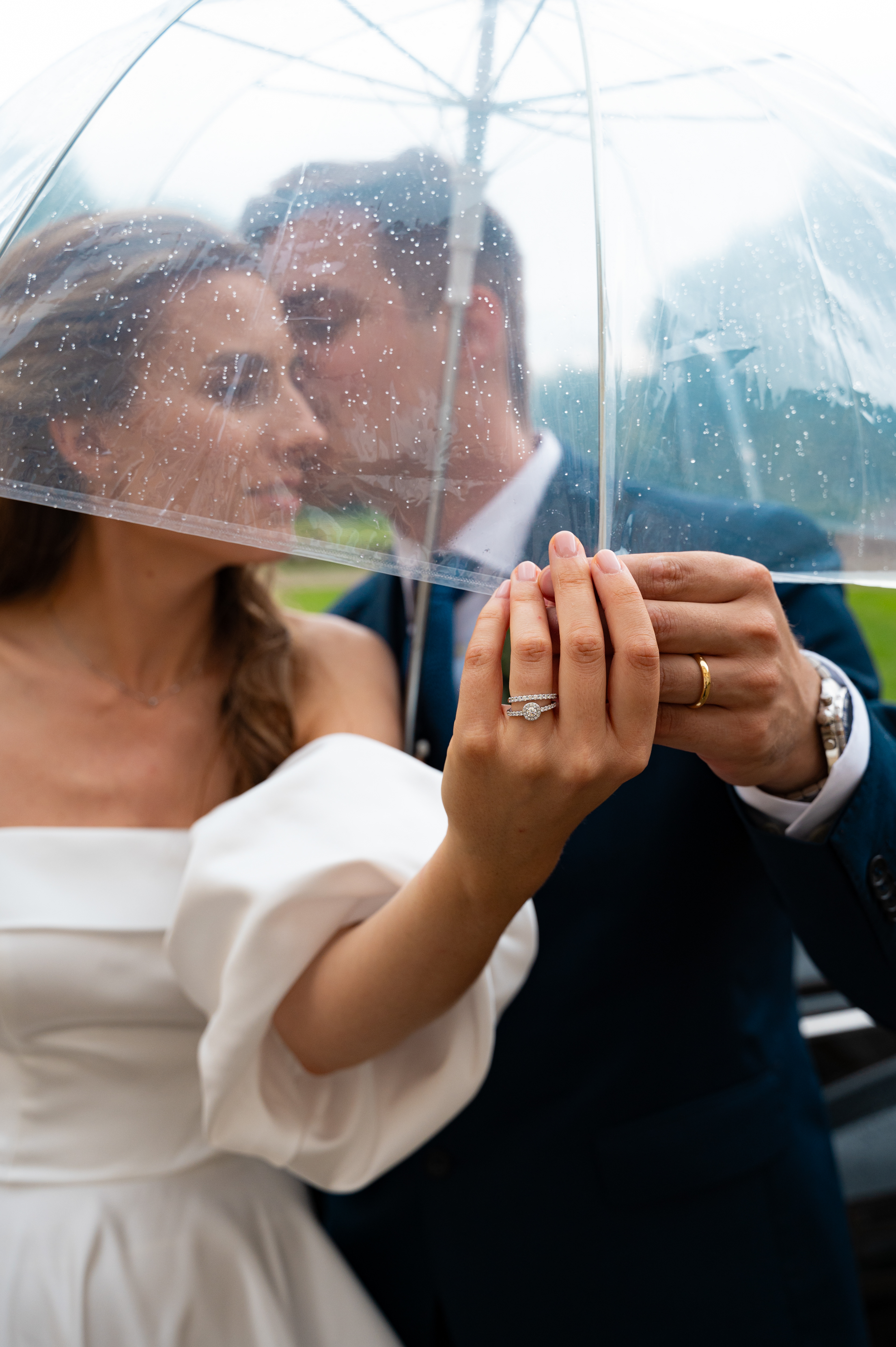 La pluie n'empêche pas les mariés de profiter pleinement de cette journée hors du temps