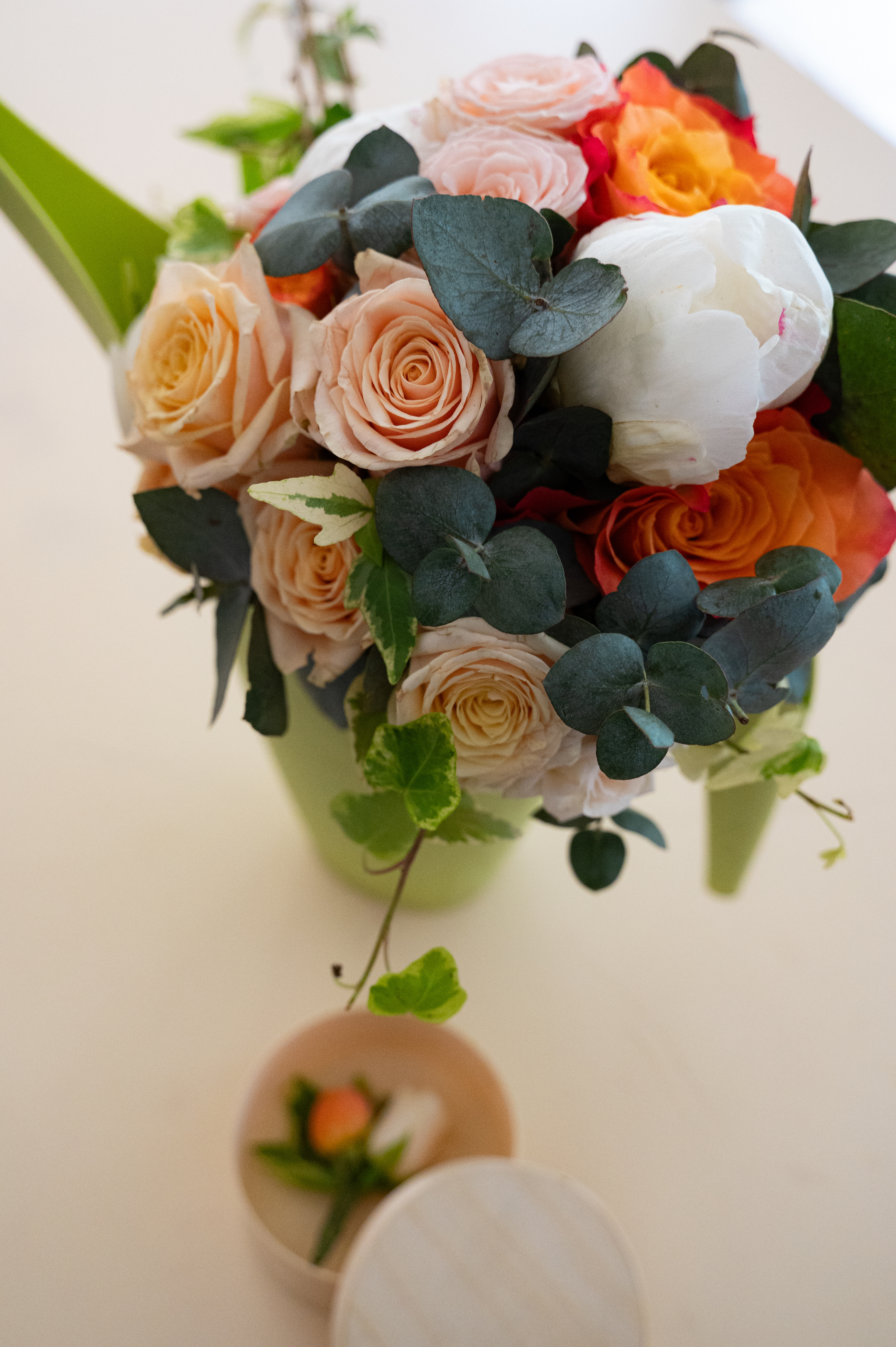Le bouquet et la boutonnière des mariés viennent d'être livrés