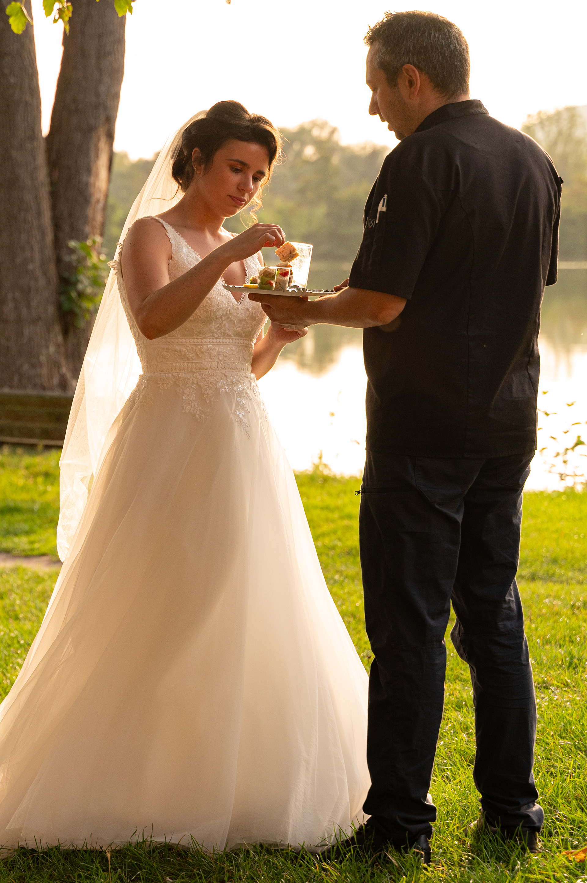 Petite pause gourmande de la mariée pendant le vin d'honneur