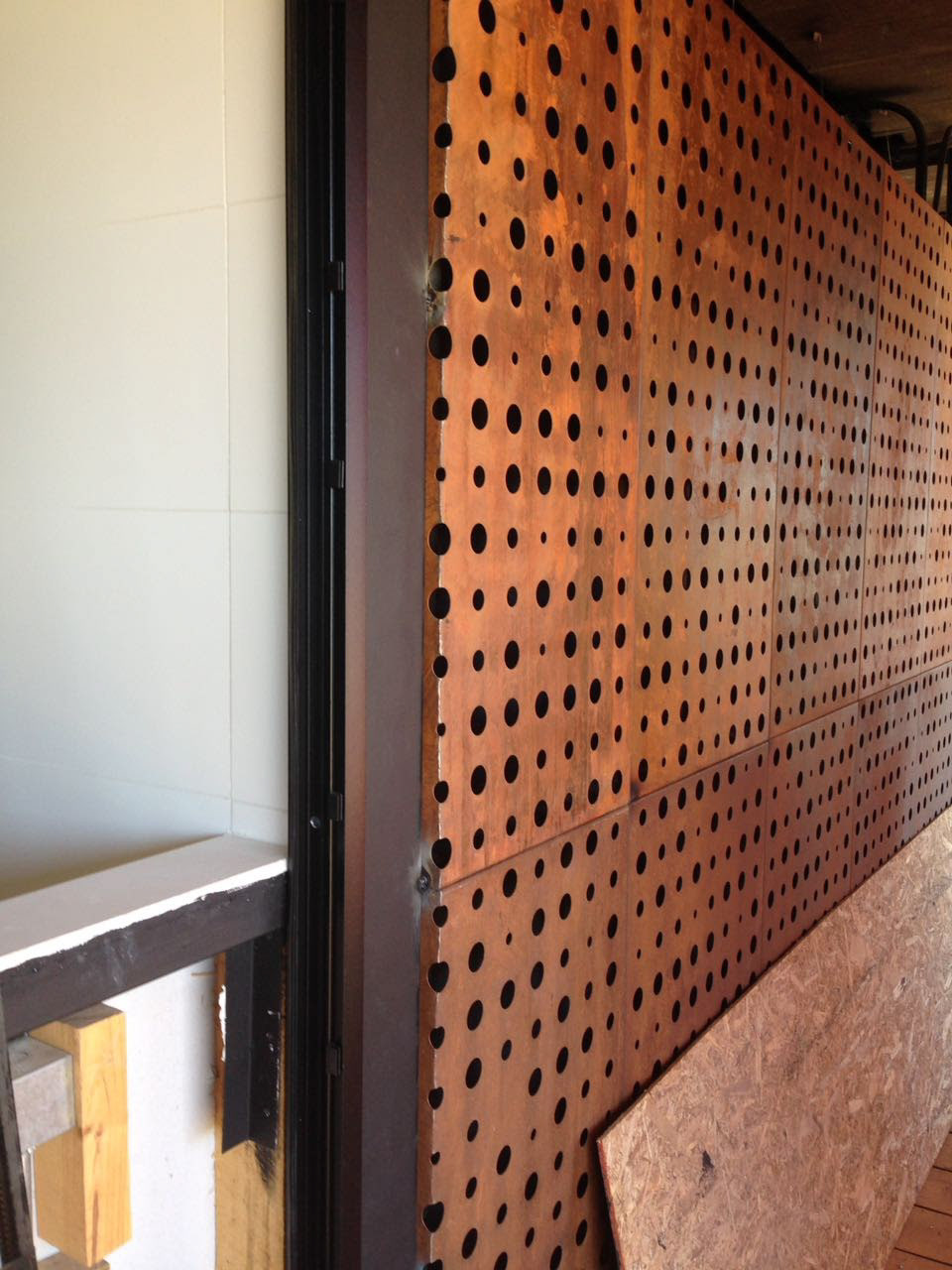 Panel perforado con patrón CNC