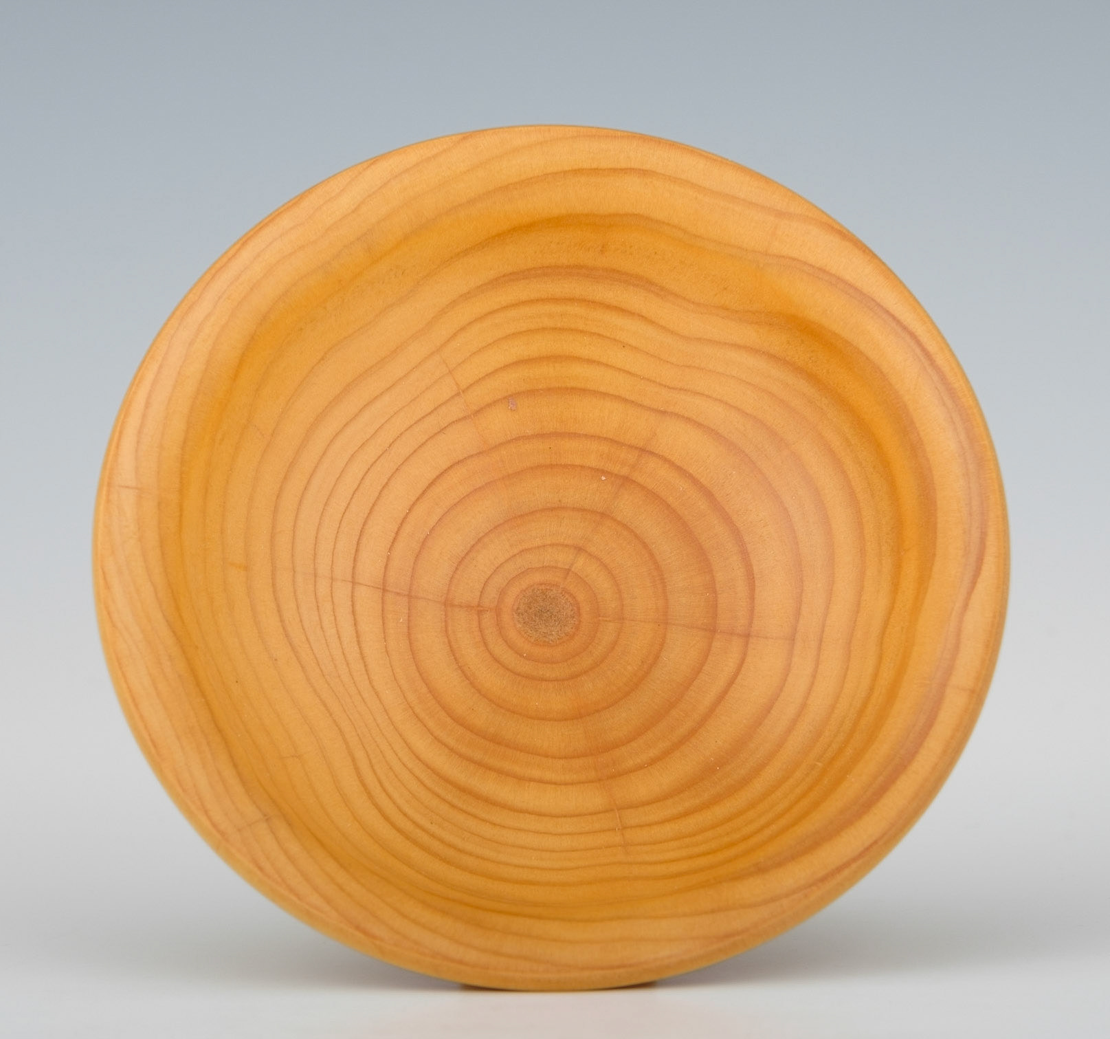 Diameter: 4 3/8 inches, Height: 1 3/8 inches (C149)