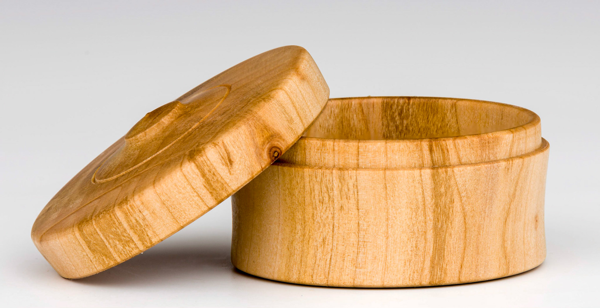 Pussy Willow Lidded Box - Diameter: 2 5/8 inches, Height: 1 5/8 inches (B34)