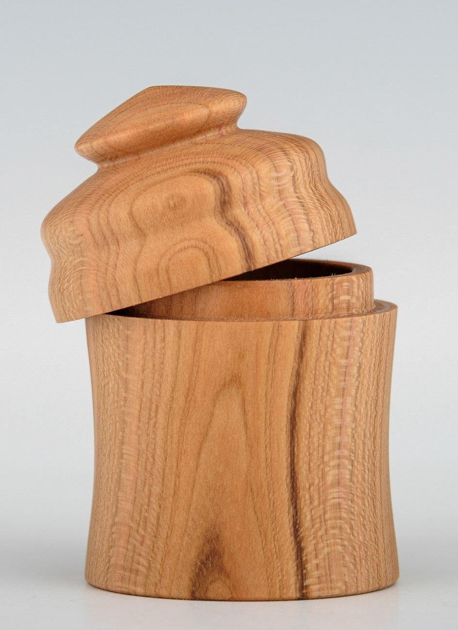 Plum Lidded Box - Diameter: 1 3/8 Inches, Height: 2 inches (D76)