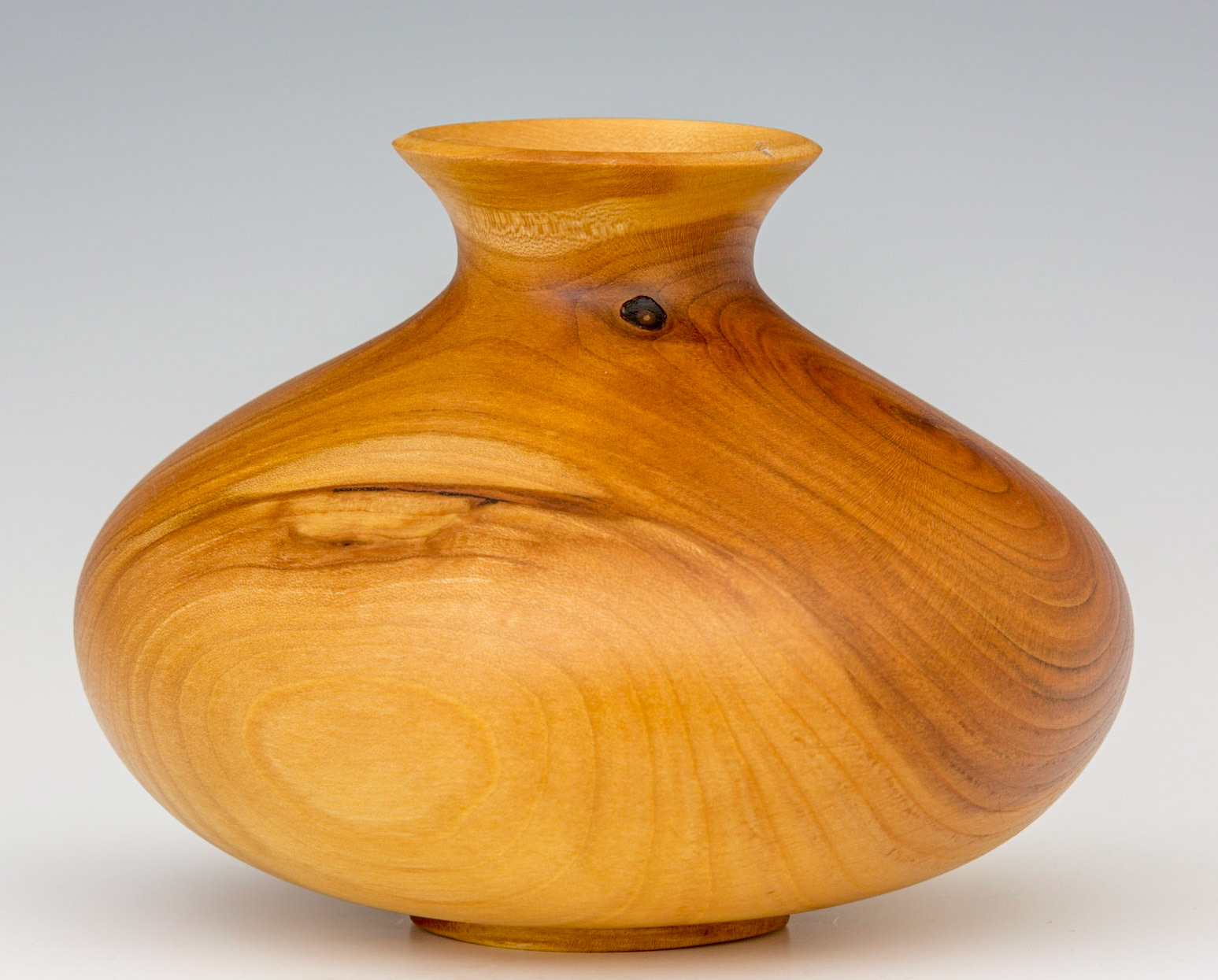 Cherry Hollow Form - Diameter: 5 3/8 inches, Height: 4 1/8 inches (A77)