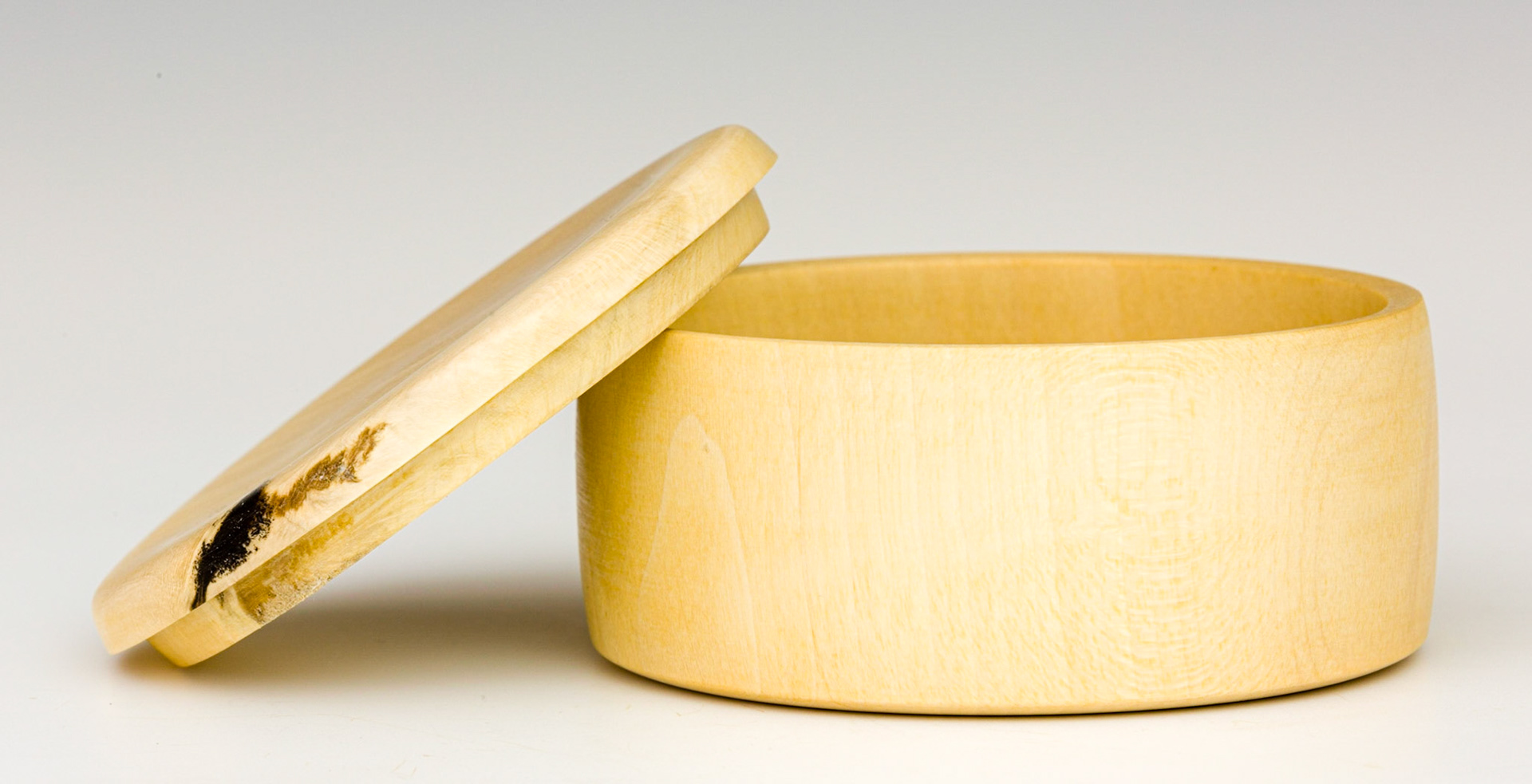 Holly Lidded Box - Diameter: 2 9/16 inches, Height: 1 1/4 inches   (B81)