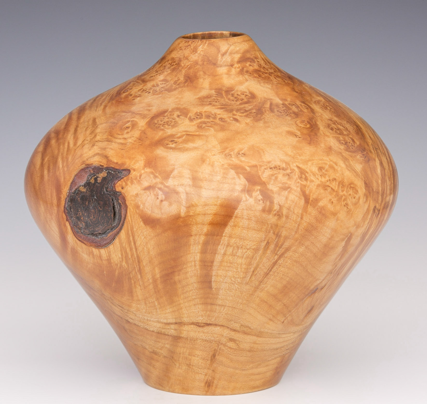 Diameter: 8 3/4 inches, Height: 8 5/8 inches (B59)