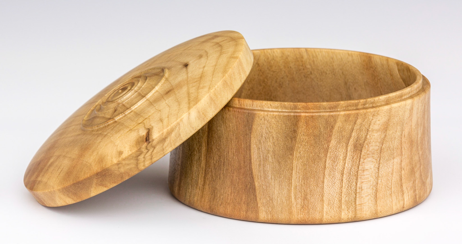 Walnut Lidded Box - Diameter: 4 7/8 inches, Height: 2 7/8 inches (H5)