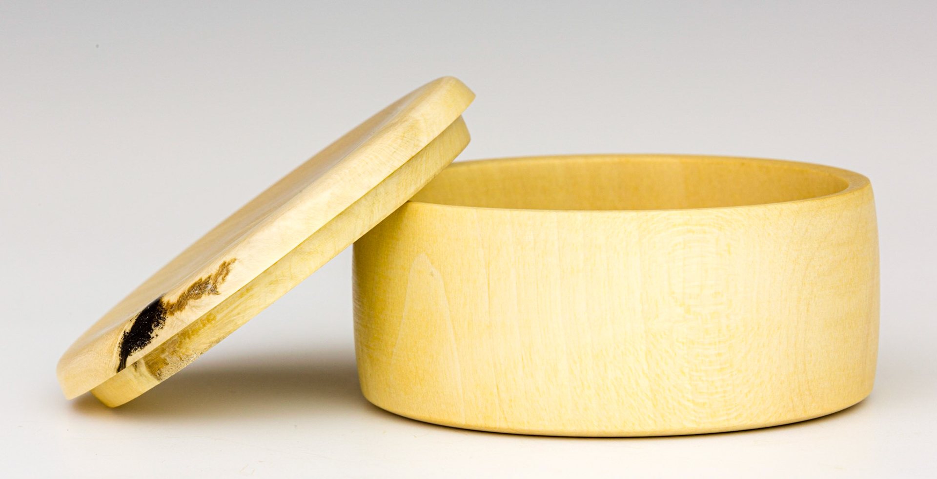 Holly Lidded Box - Diameter: 2 9/16 inches, Height: 1 1/4 inches (B81)