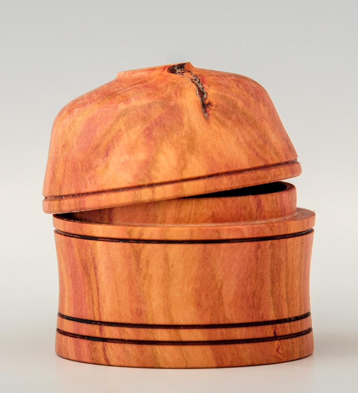 Plum Lidded Box - Diameter: 2 1/16 inches, Height: 2 1/16 inches (J123)