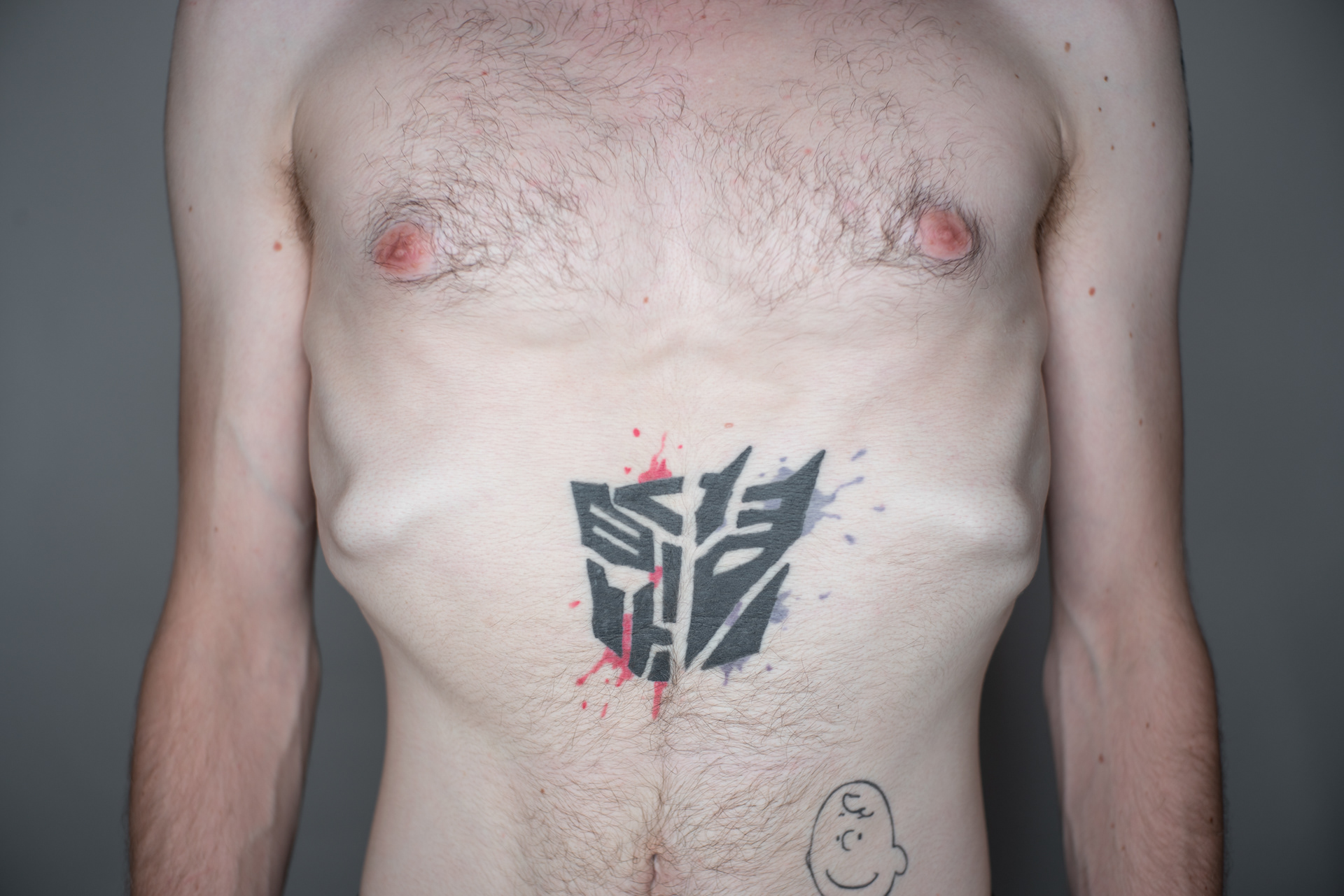 Prominent ribs and slim physique