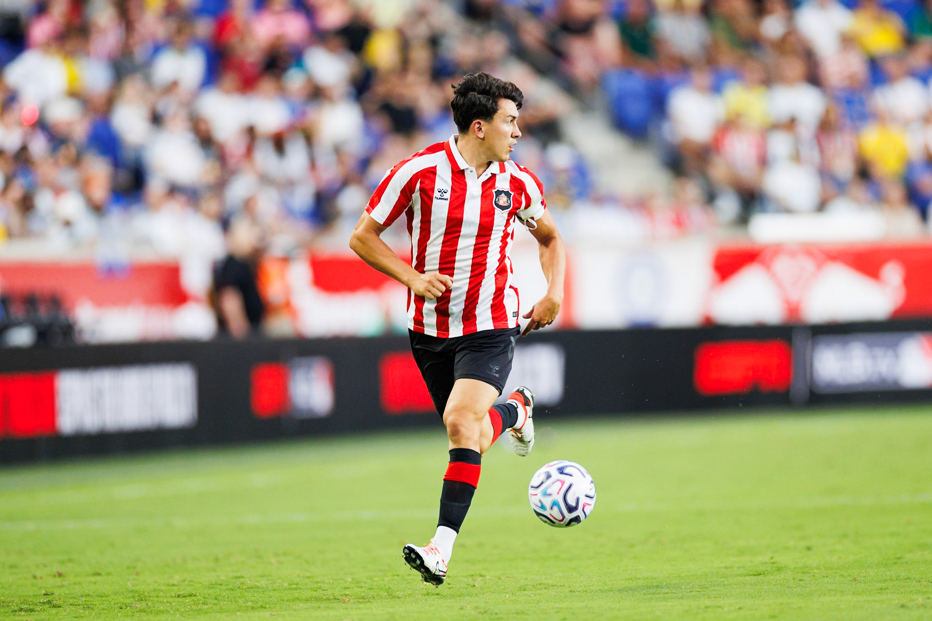 Luke O’Nien carries the ball forward.