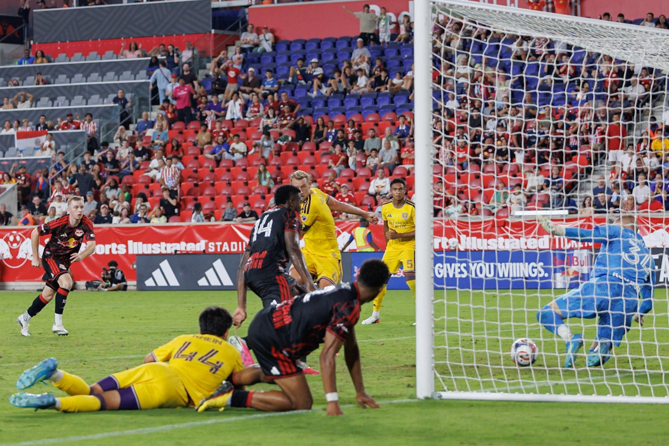 Ethan Horvath makes back-to-back saves for the New York Red Bulls.