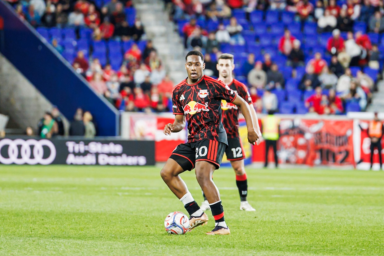 Juan Mina controls the ball for New York Red Bulls.