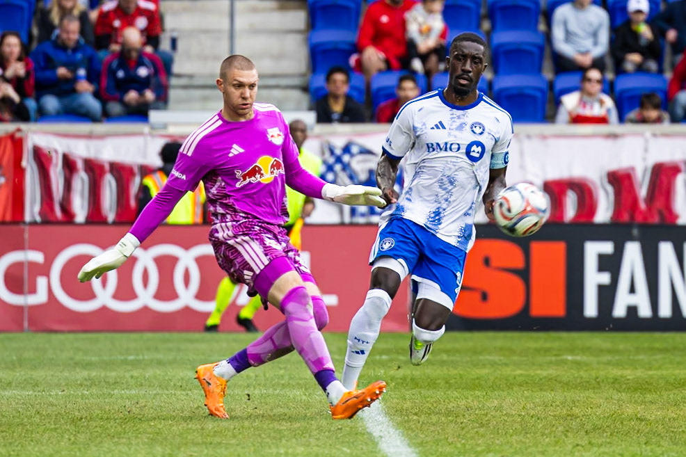 Ethan Horvath — New York Red Bulls clears the ball