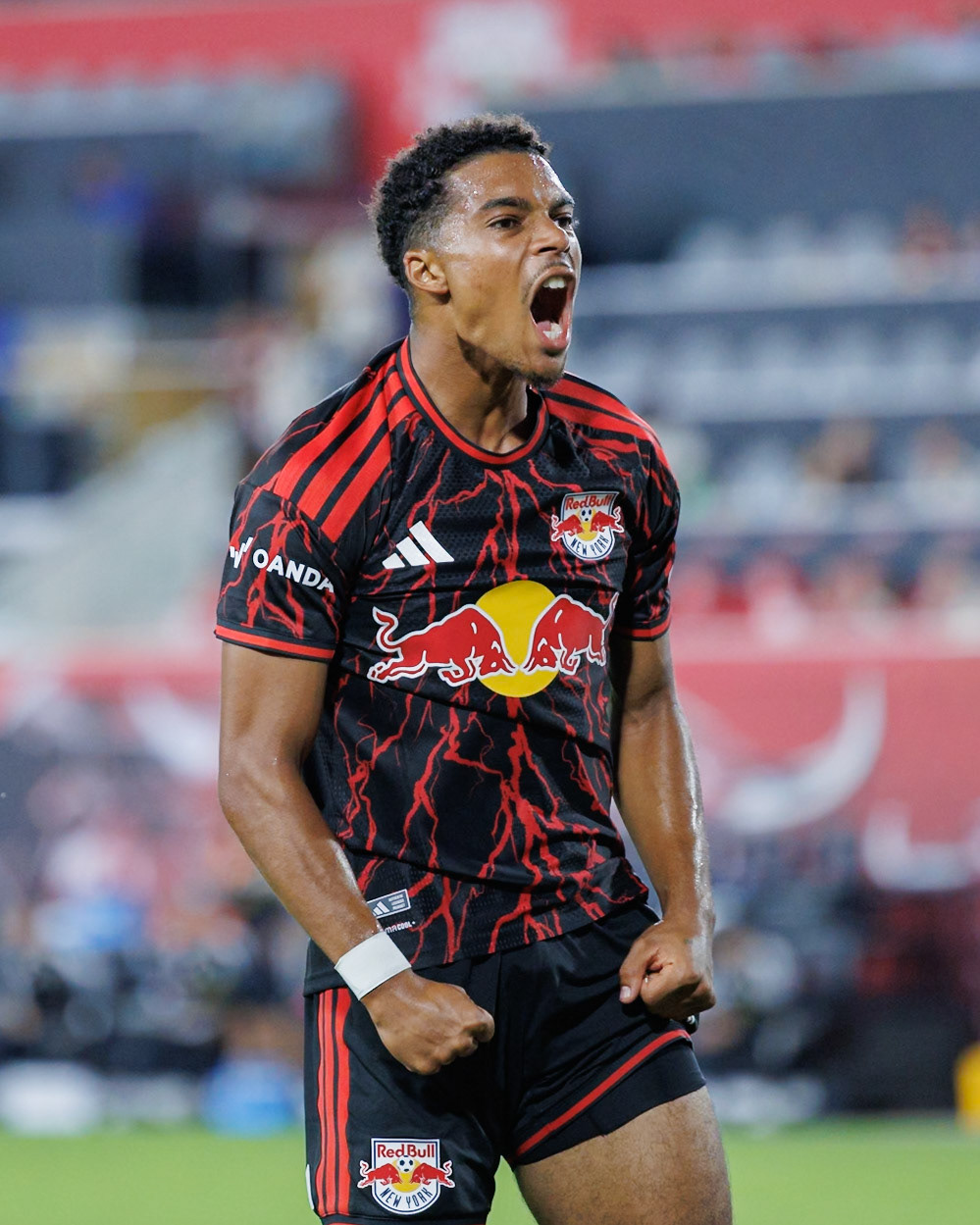 Justin Che celebrates after a defensive stop.