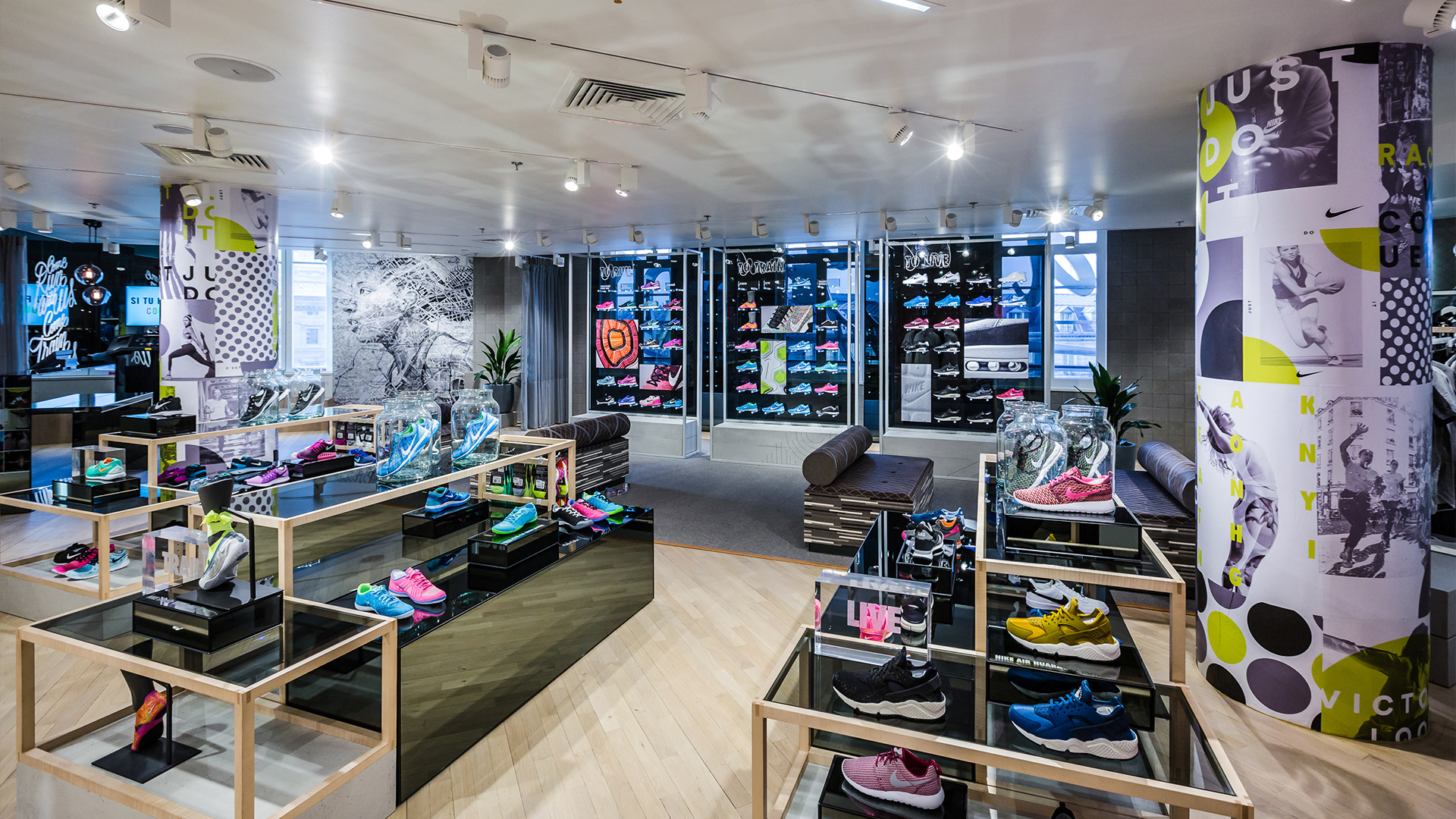 Corner Running Femme aux Galeries Lafayette Haussmann