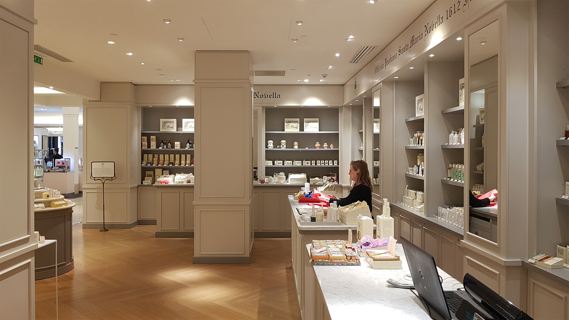 Réalisation d'un corner de marque Santa Maria Novella présente au Bon Marché