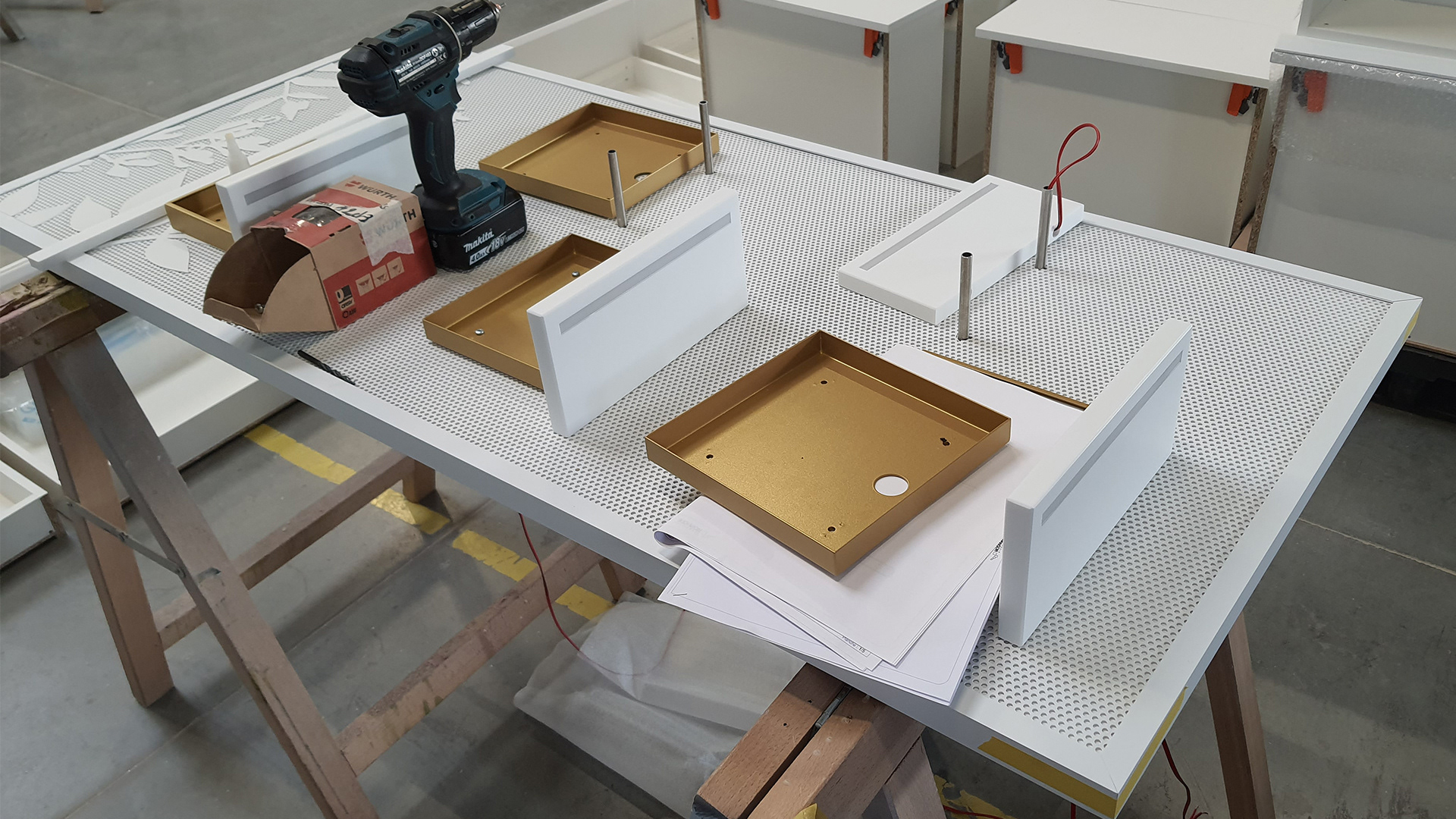 Jouer au mécano en assemblant des tôleries, des pvc, de la LED ...