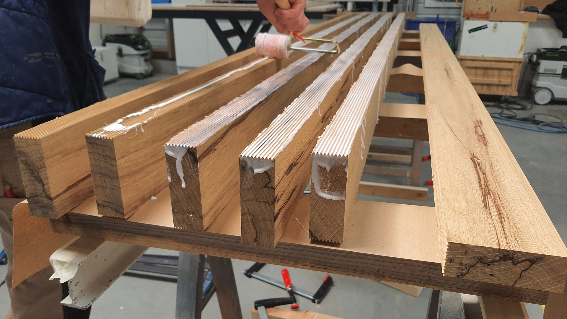 Utiliser la toupie, coller et constituer un plateau en bois massif