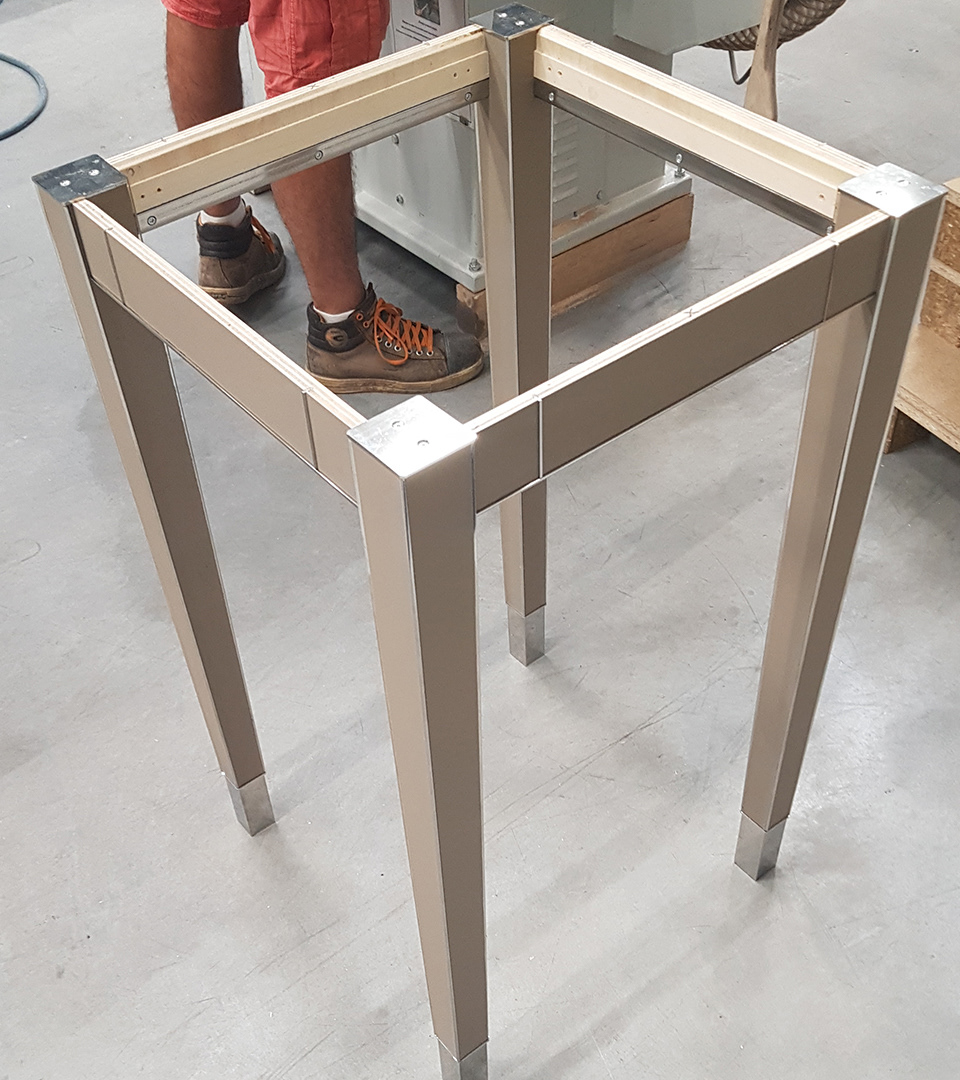 Ajuster avec précisions des matériaux diverses, ici  cuir, bois et inox