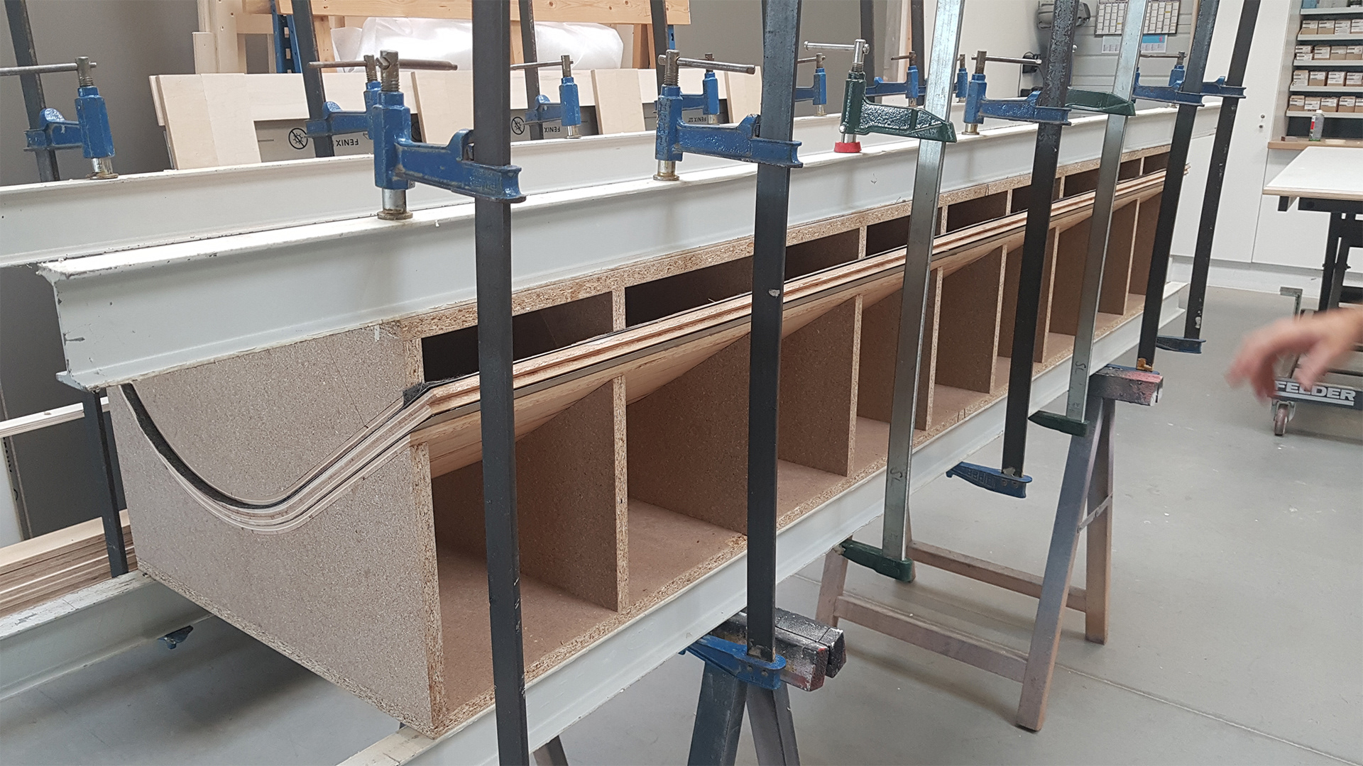 Opération de collage pour fabriquer des pièces en forme