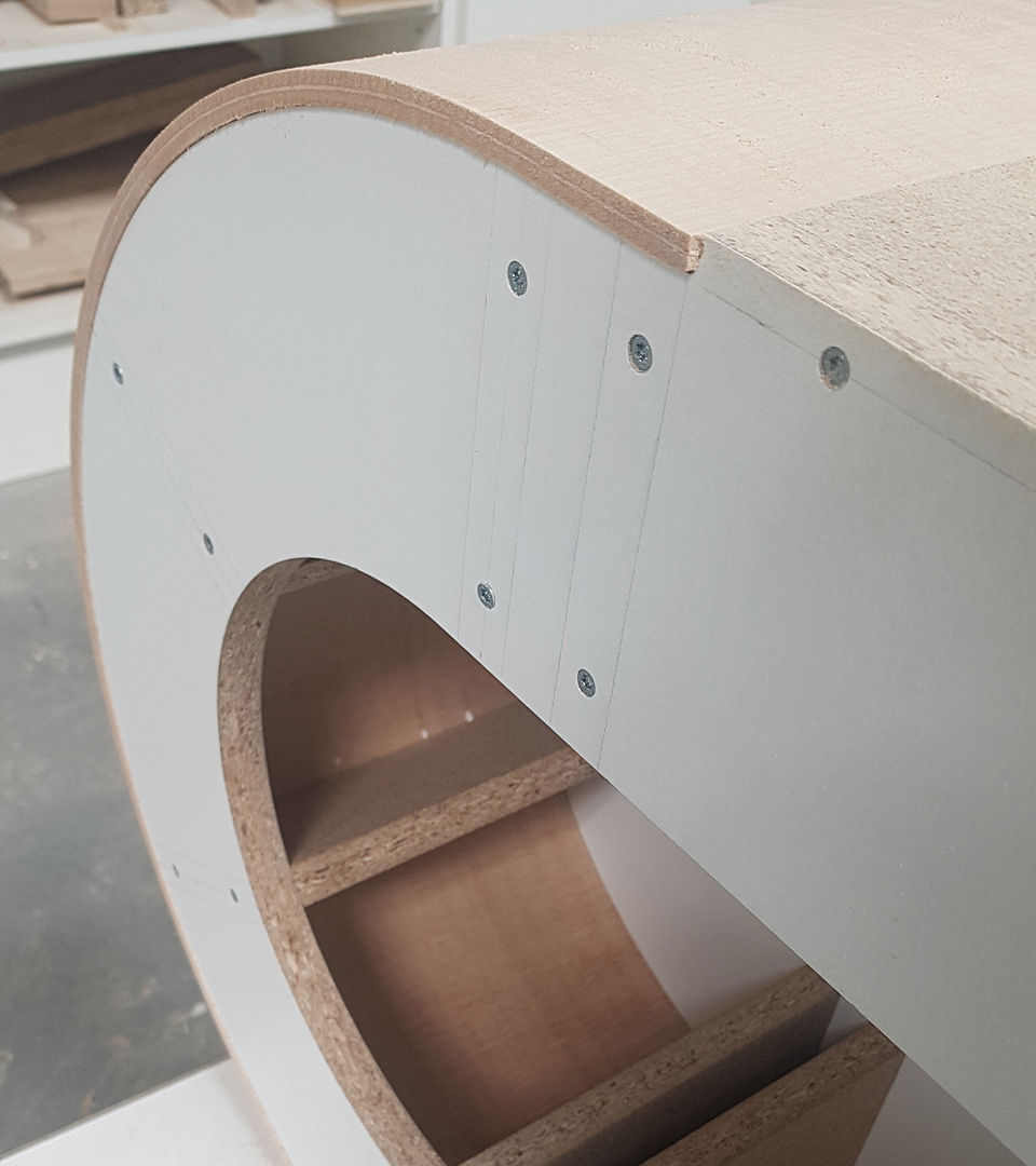 Agrafer des contreplaqués cintrable