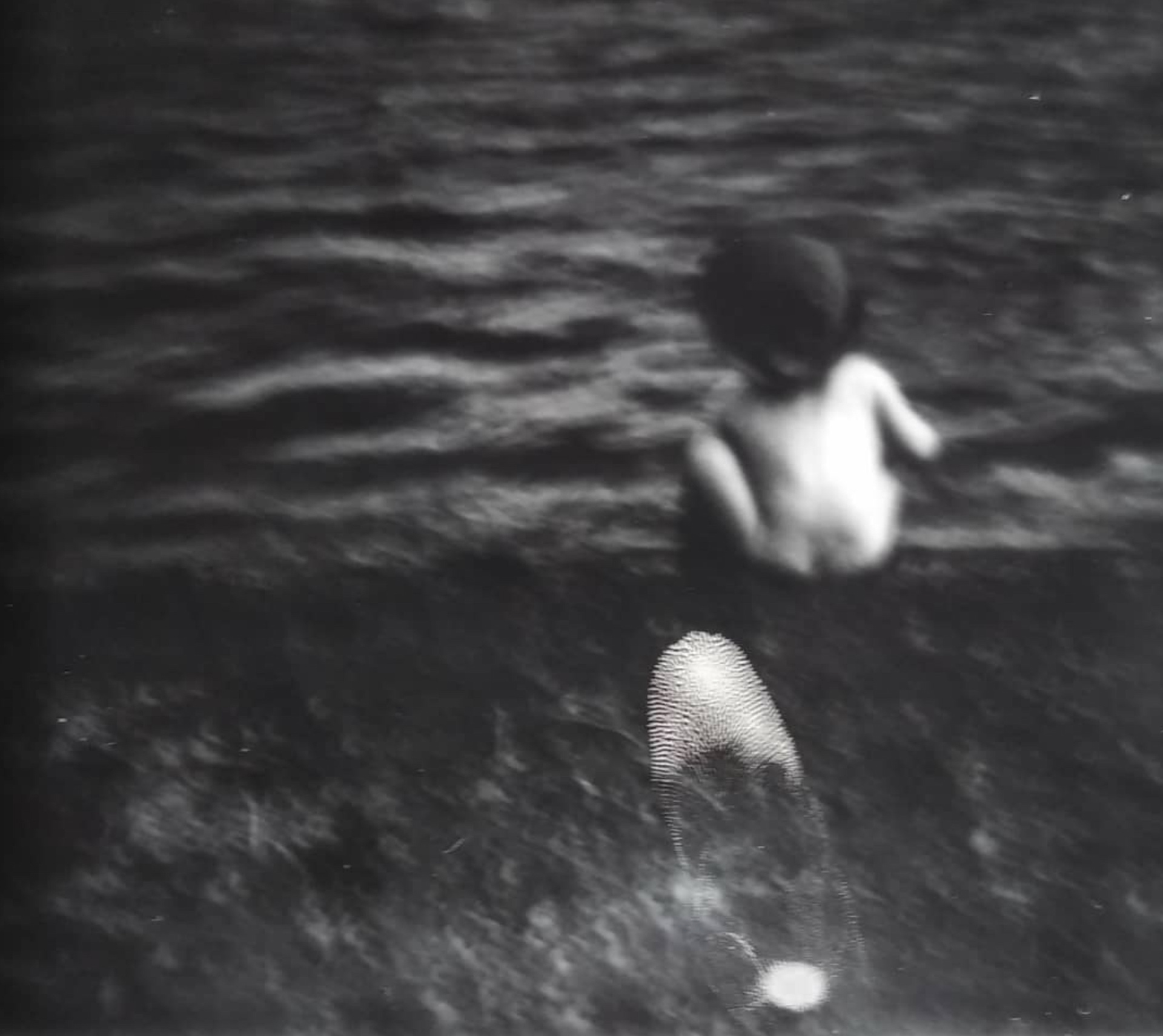 Assise sur le sol nu