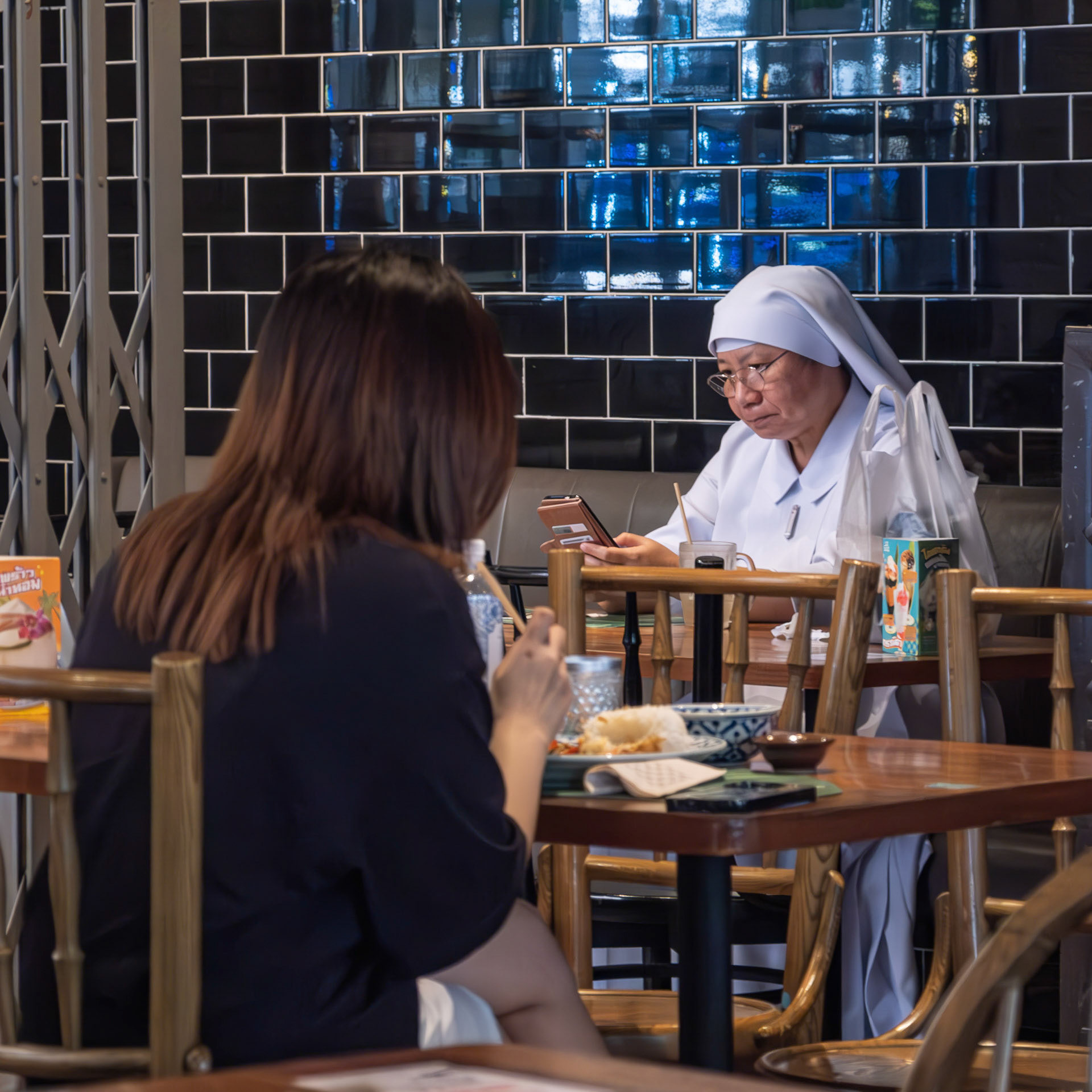 Soeur connectée à Bangkok