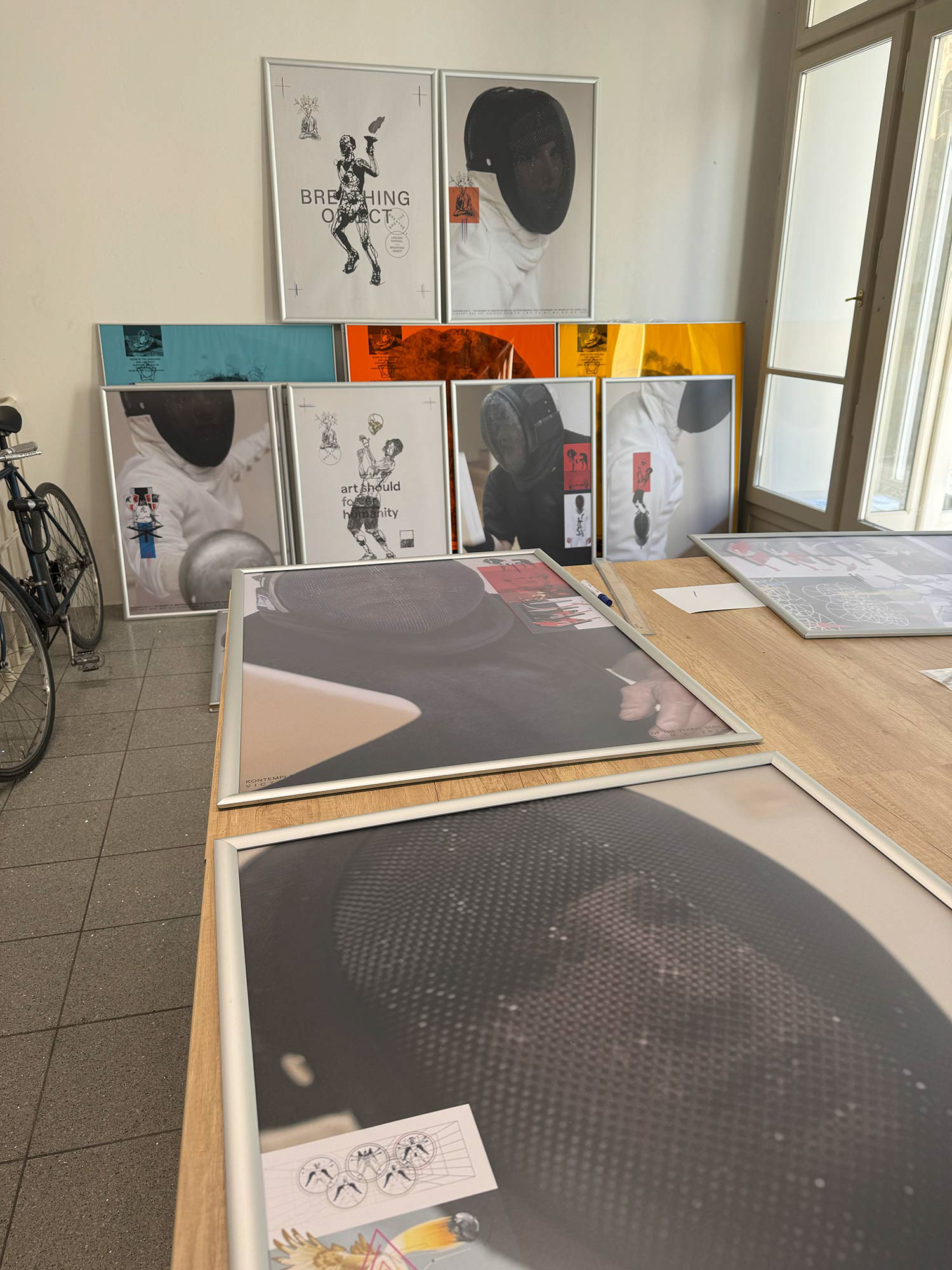 Příprava výstavy Kontemplace II. v dočasném studiu Victory Nox Art Division Team v budově GMU v rámci HK800 / Hradec Králové 2025