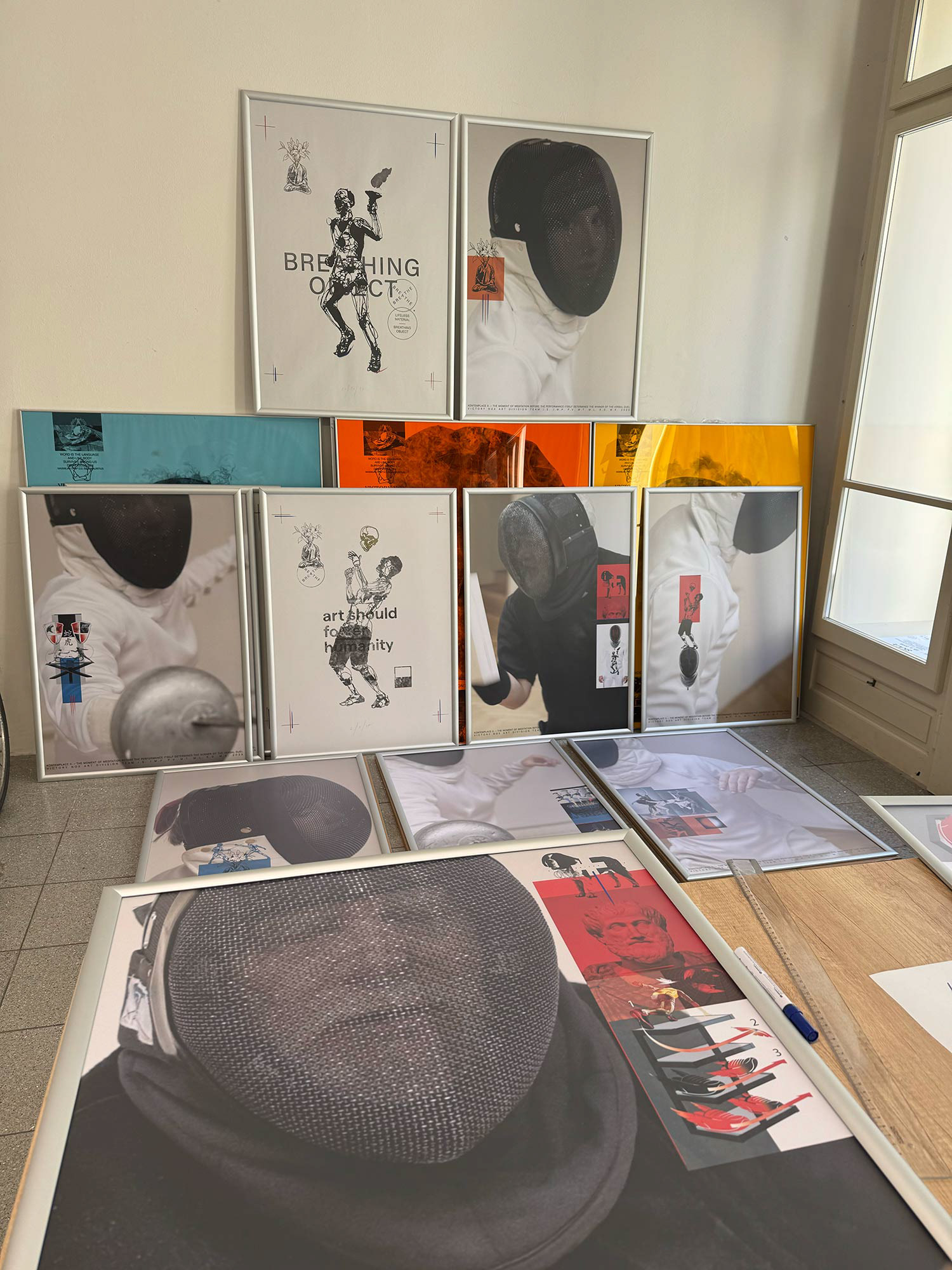 Příprava výstavy Kontemplace II. v dočasném studiu Victory Nox Art Division Team v budově GMU v rámci HK800 / Hradec Králové 2025