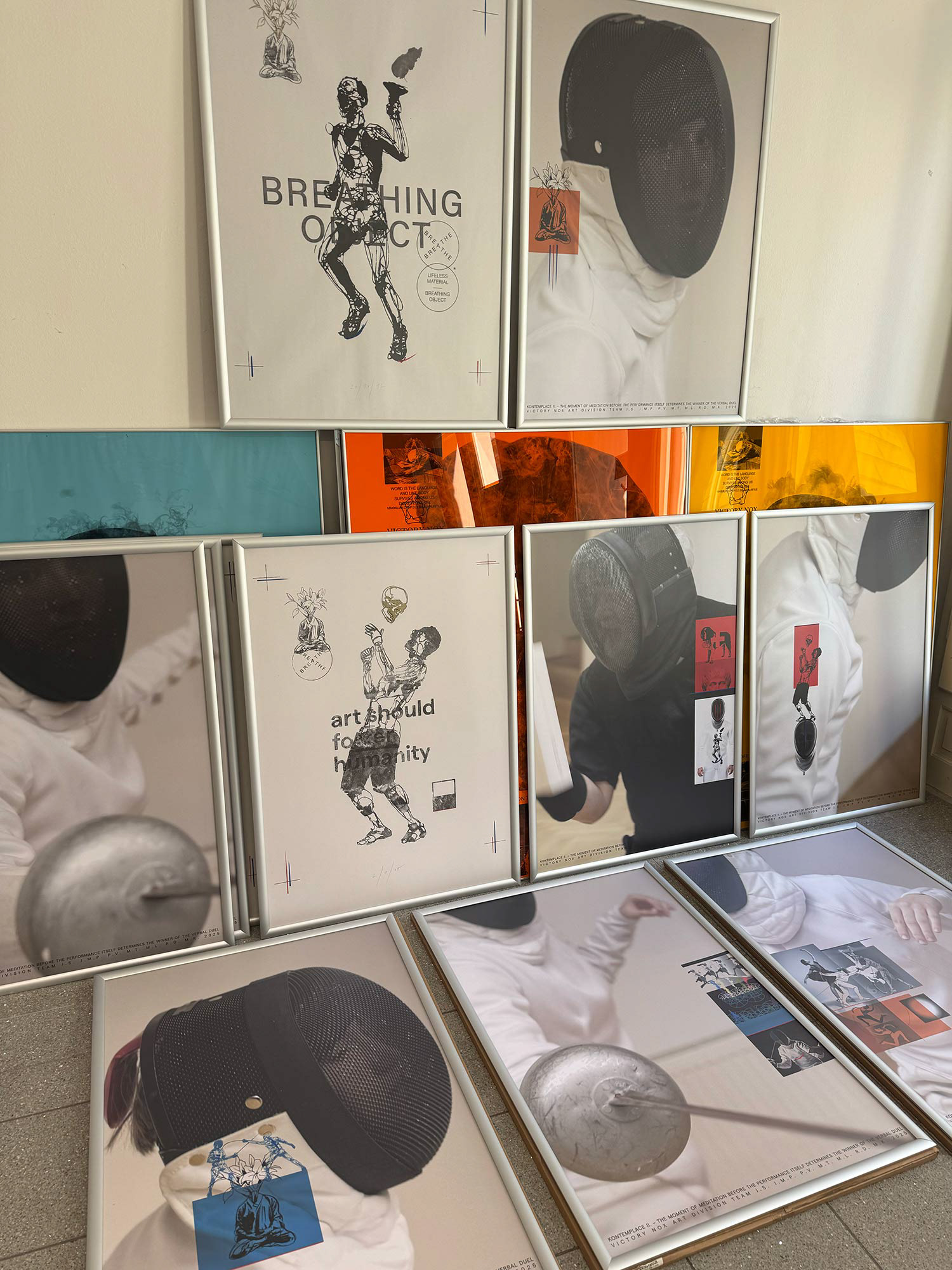 Příprava výstavy Kontemplace II. v dočasném studiu Victory Nox Art Division Team v budově GMU v rámci HK800 / Hradec Králové 2025