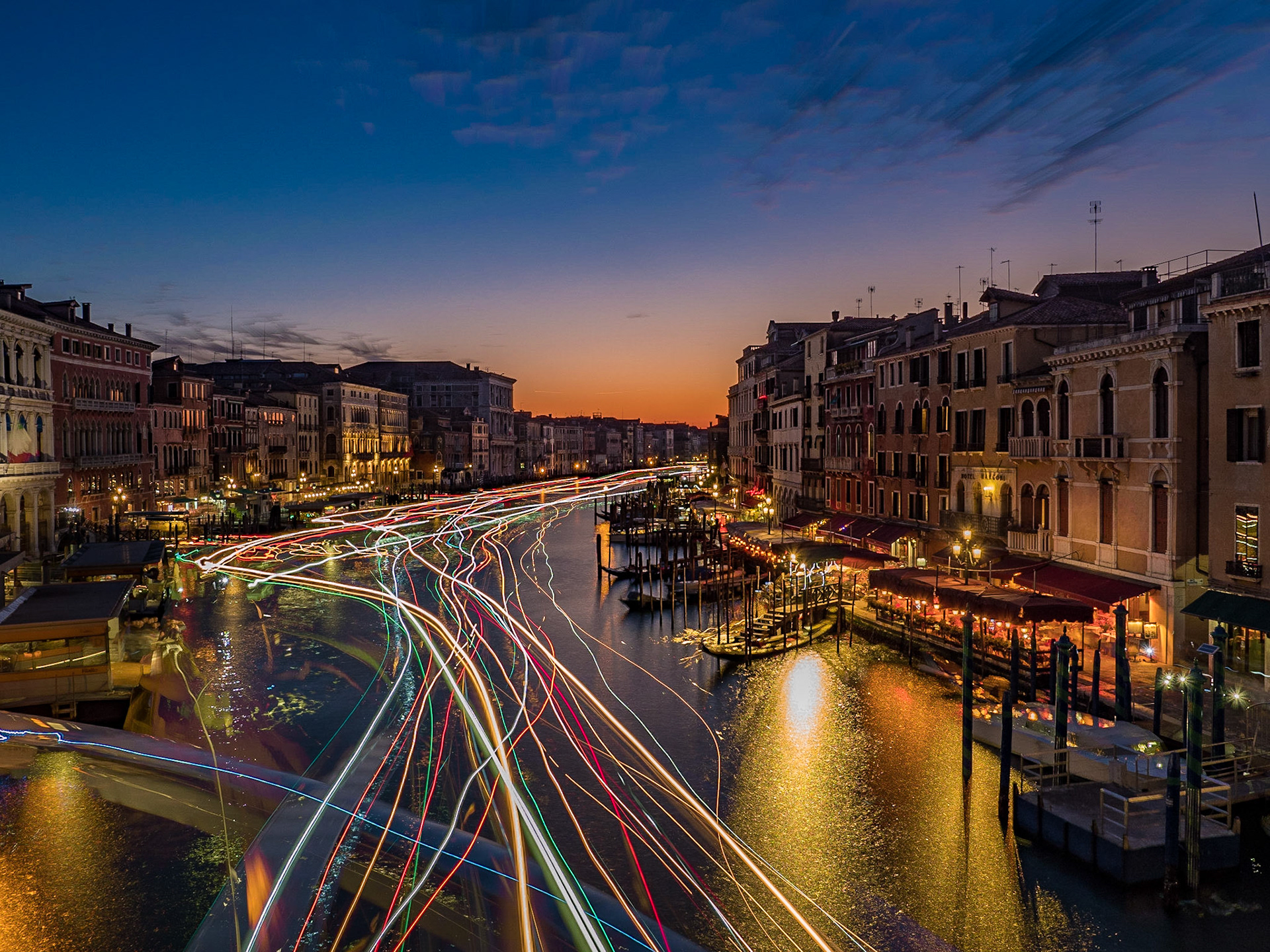 Schiffsverkehr zum Sonnenuntergang