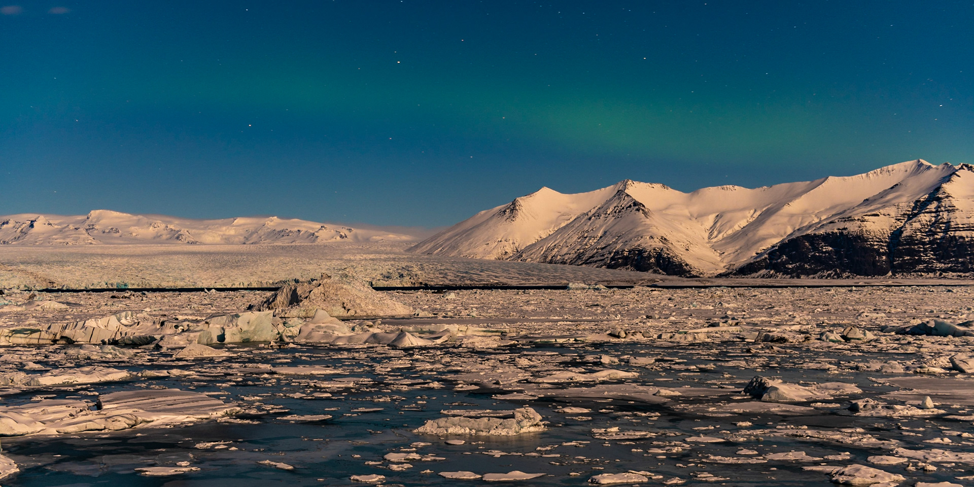 Nordlichter über dem Gletschersee