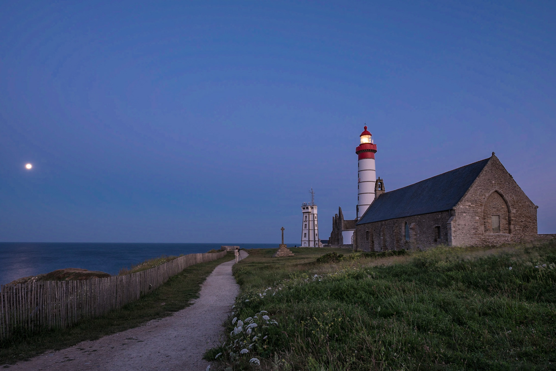 Mond über dem Phare de St. Mathieu