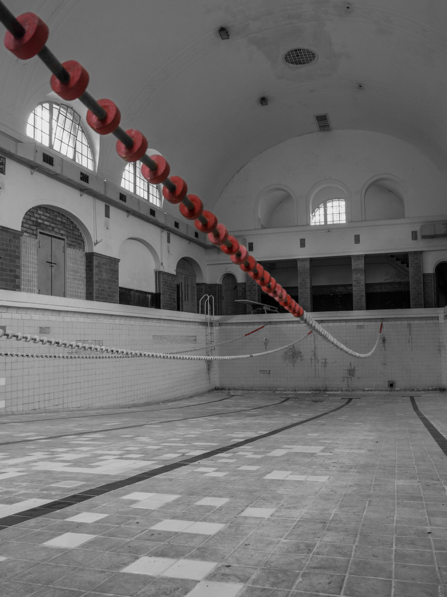 Im Schwimmbecken ohne Wasser