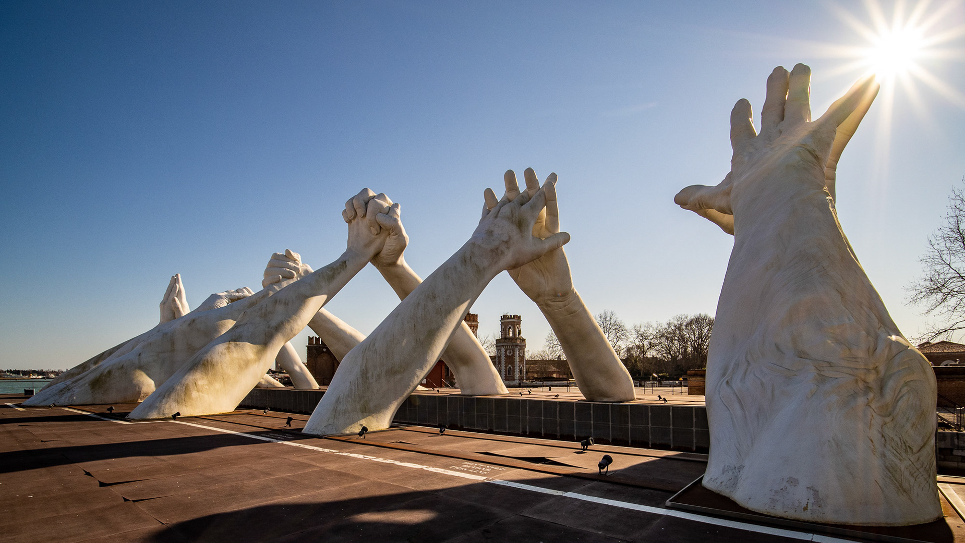 Die Hände von Lorenzo Quinn