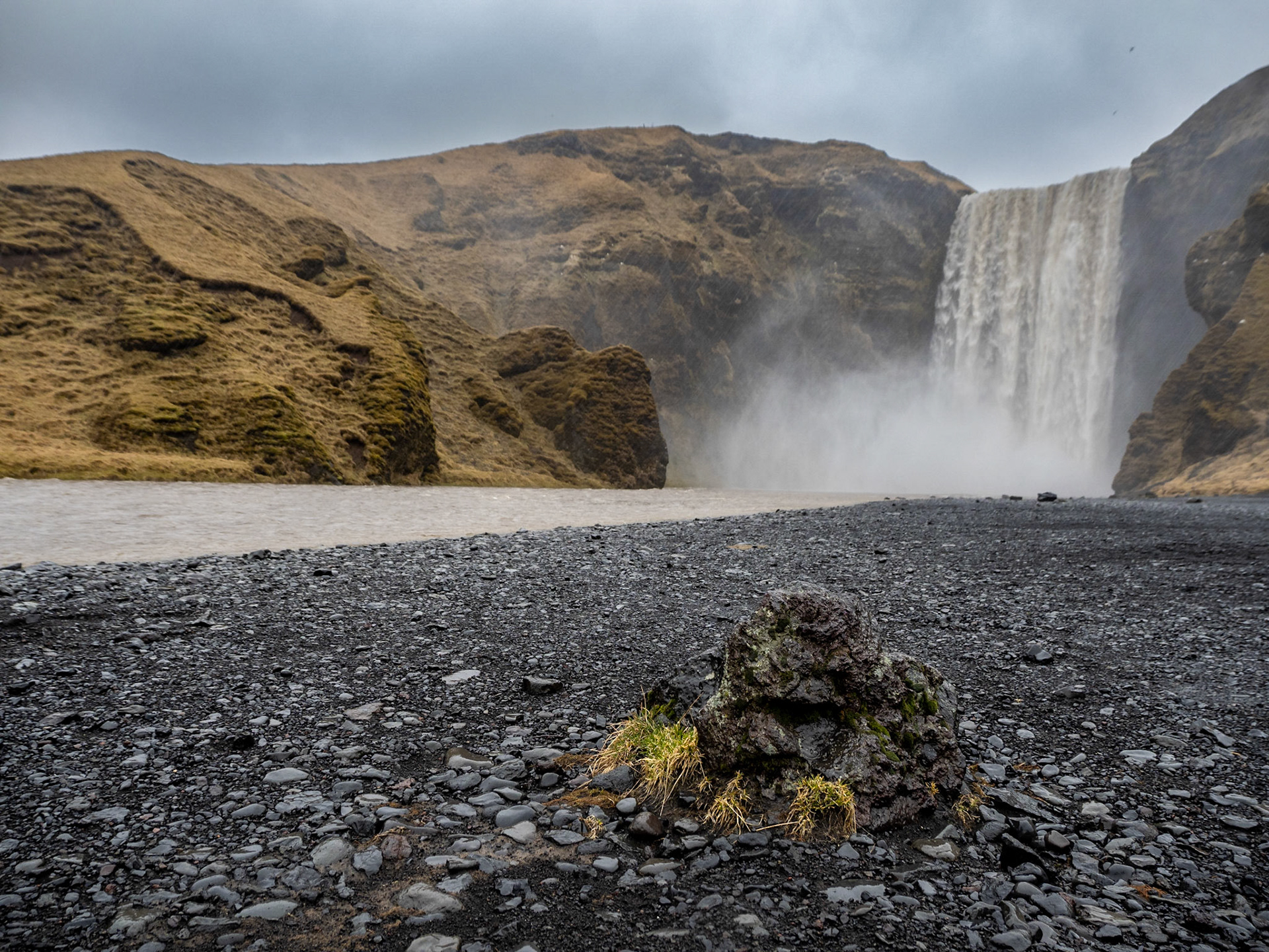 Skogafoss im strömenden Regen