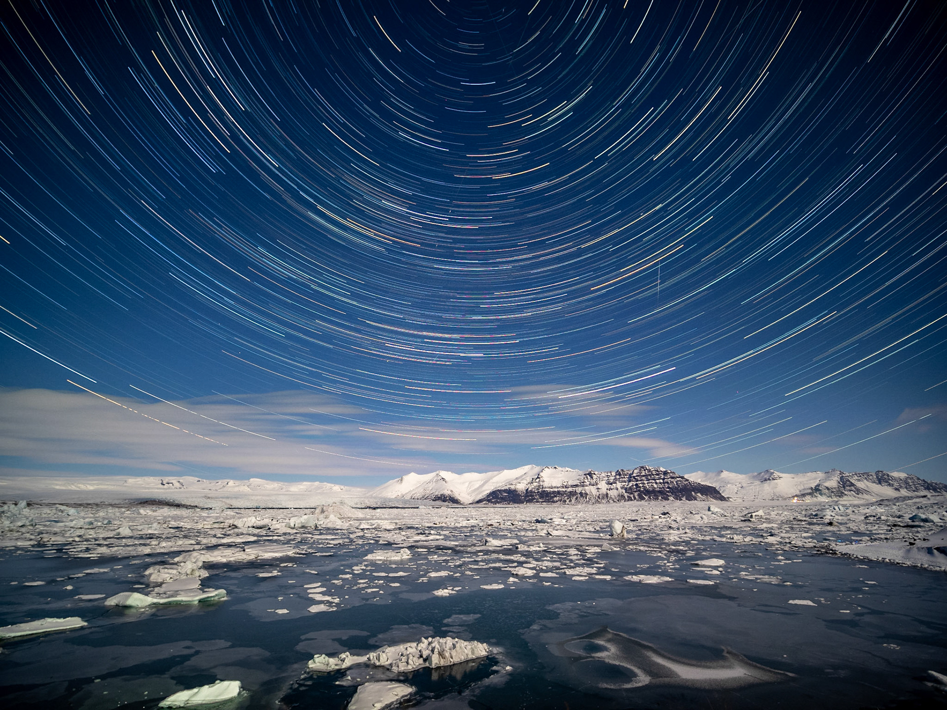 Startrails über dem Gletschersee