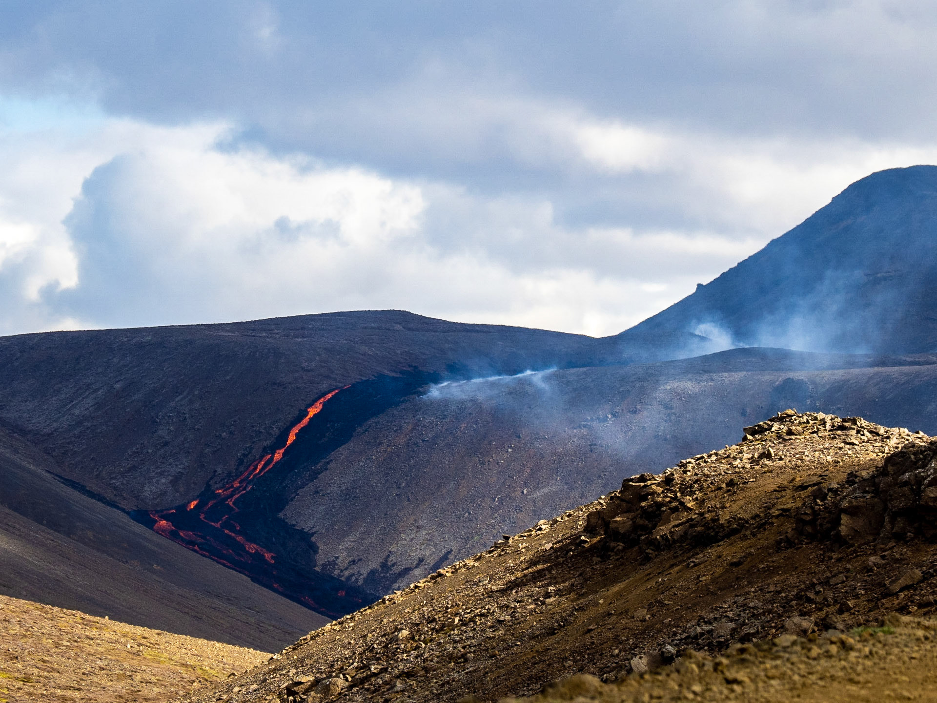 Lavafluß über den Damm in das Tal Natthagi
