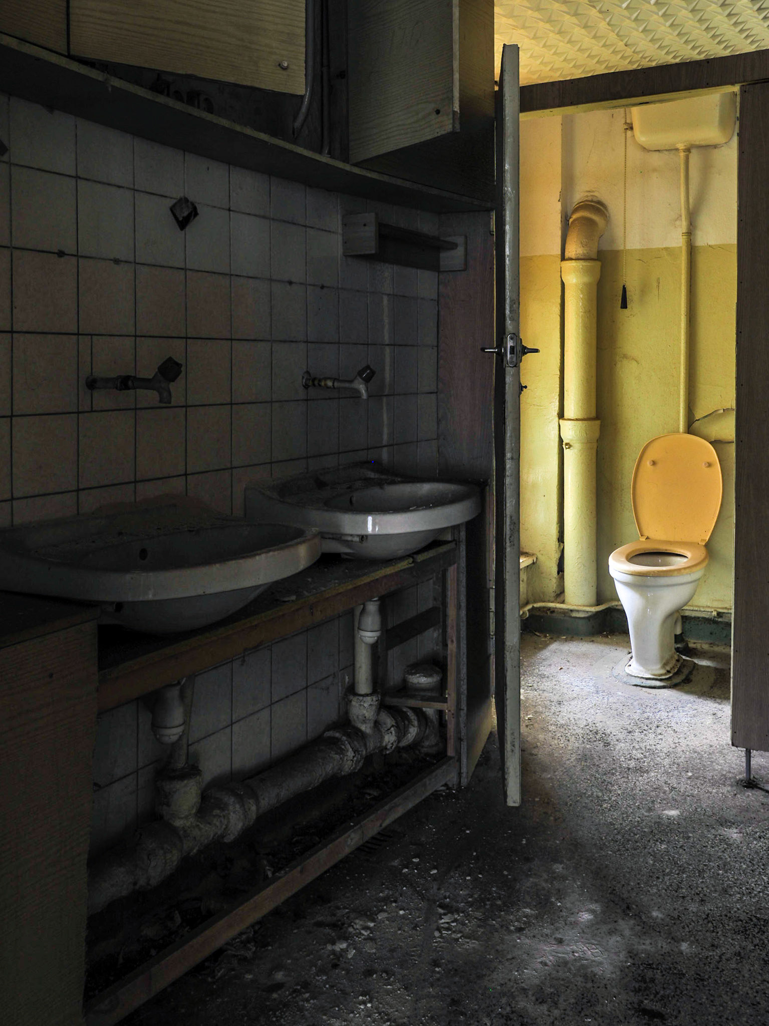Toiletten ohne Spülung, aber sonst funktionsfähig