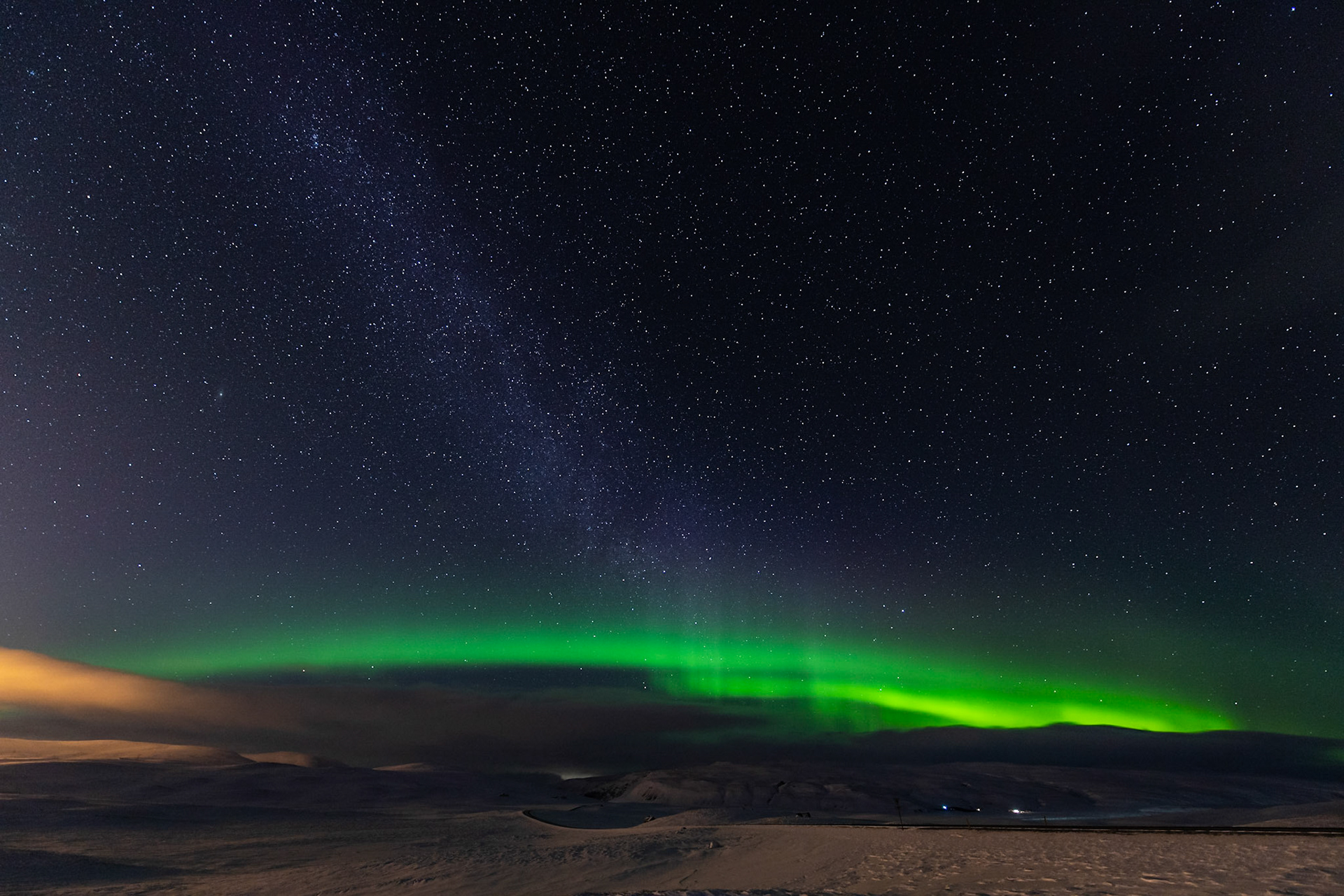 Die Milchstraße über Nordlichern mitten im Nichts