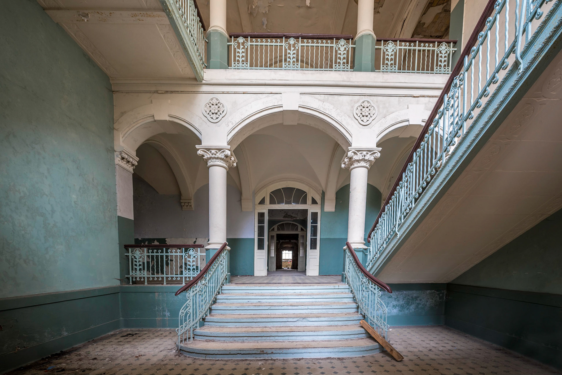 Eines der vielen sehenswerten Treppenhäsuer
