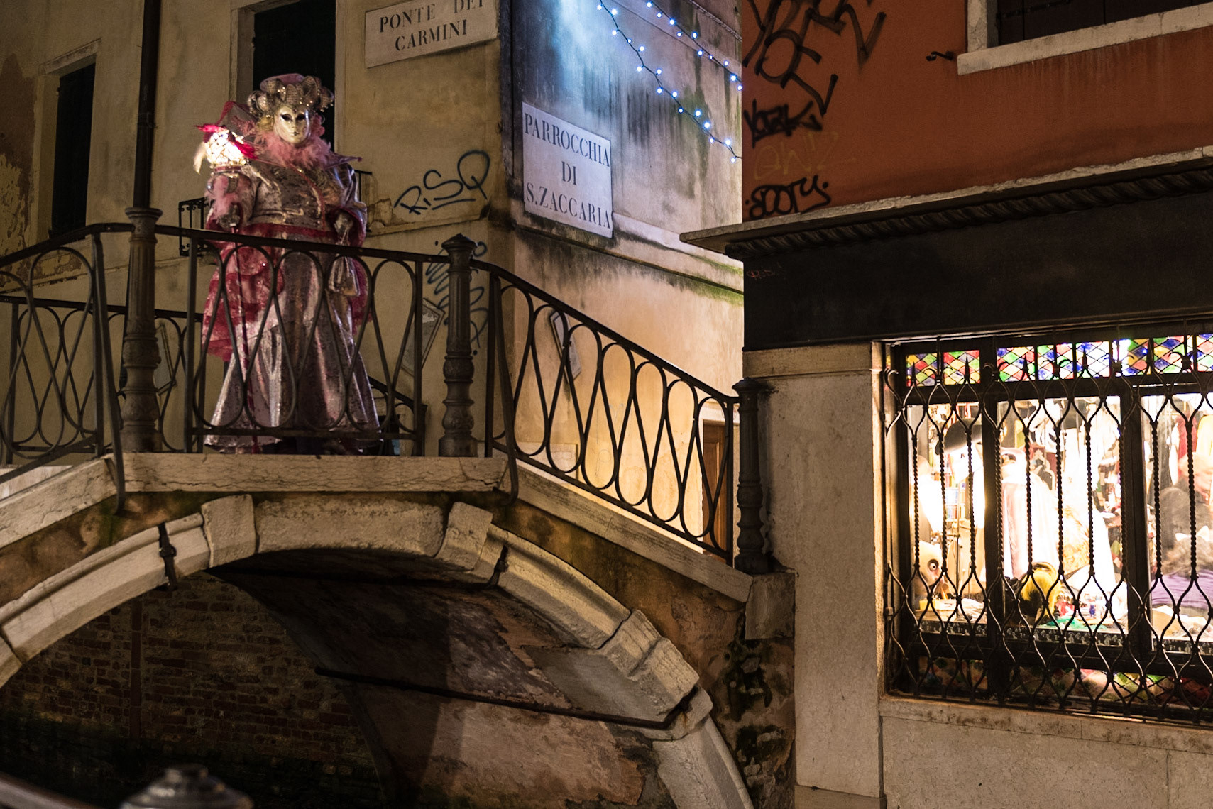 Masken in der Nacht