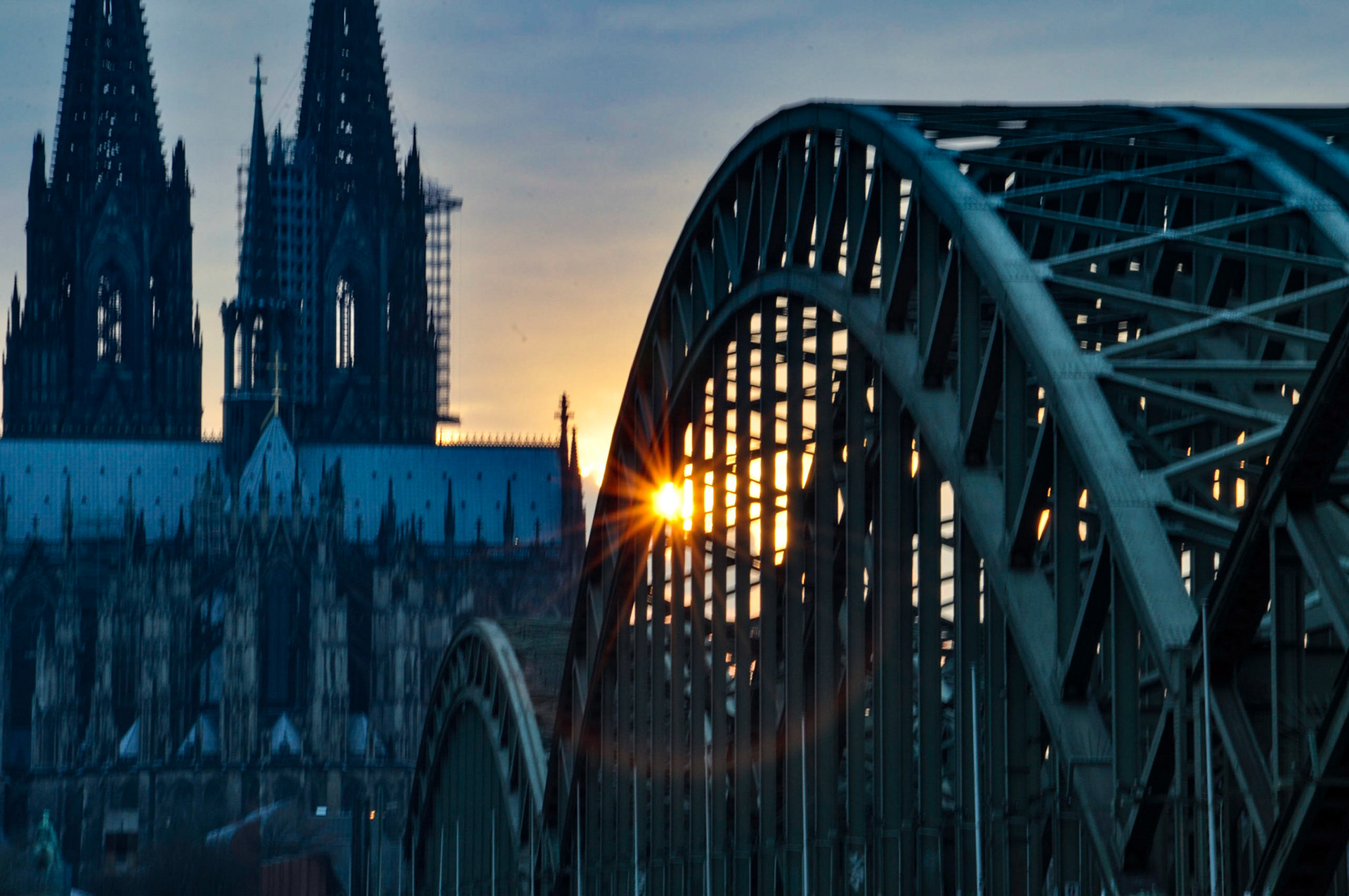 Sonnenuntergang am Rheinufer