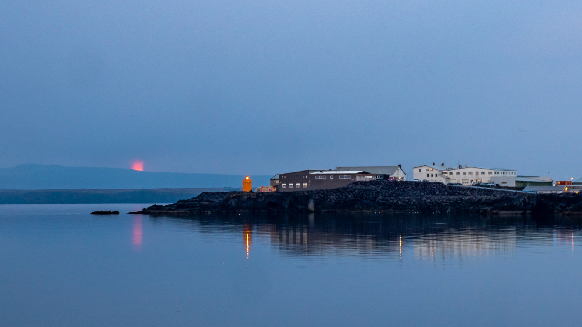 Blick auf den Vulkan aus Keflavik