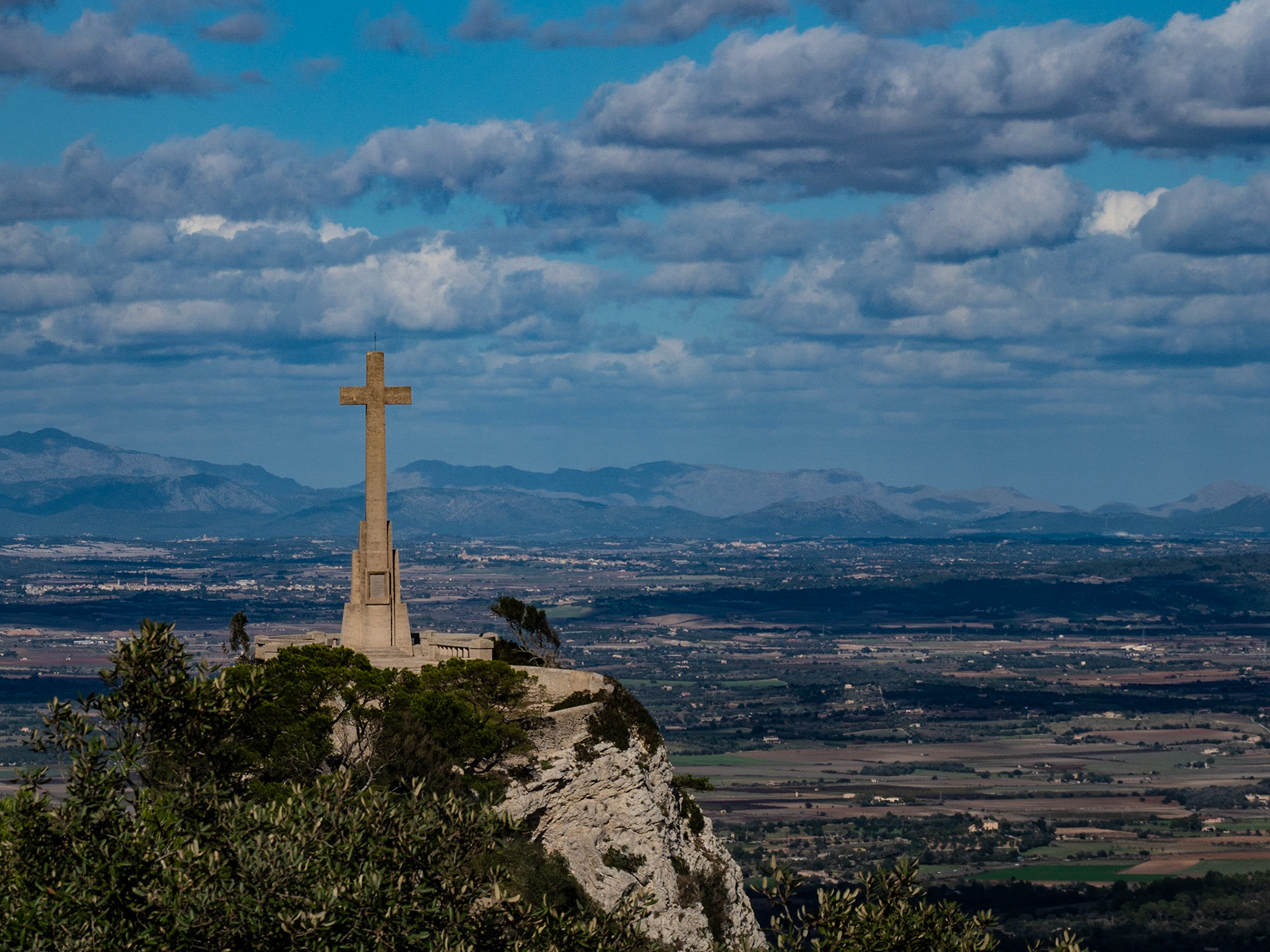 San Salvador unter Wolken