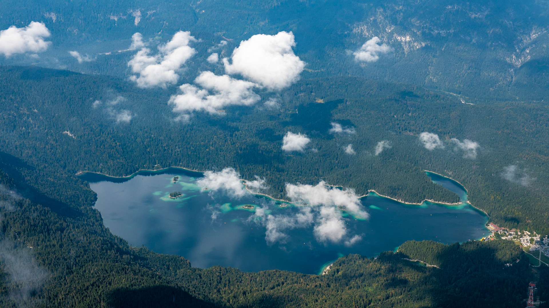 Blick von der Zugspitze auf den Eibsee