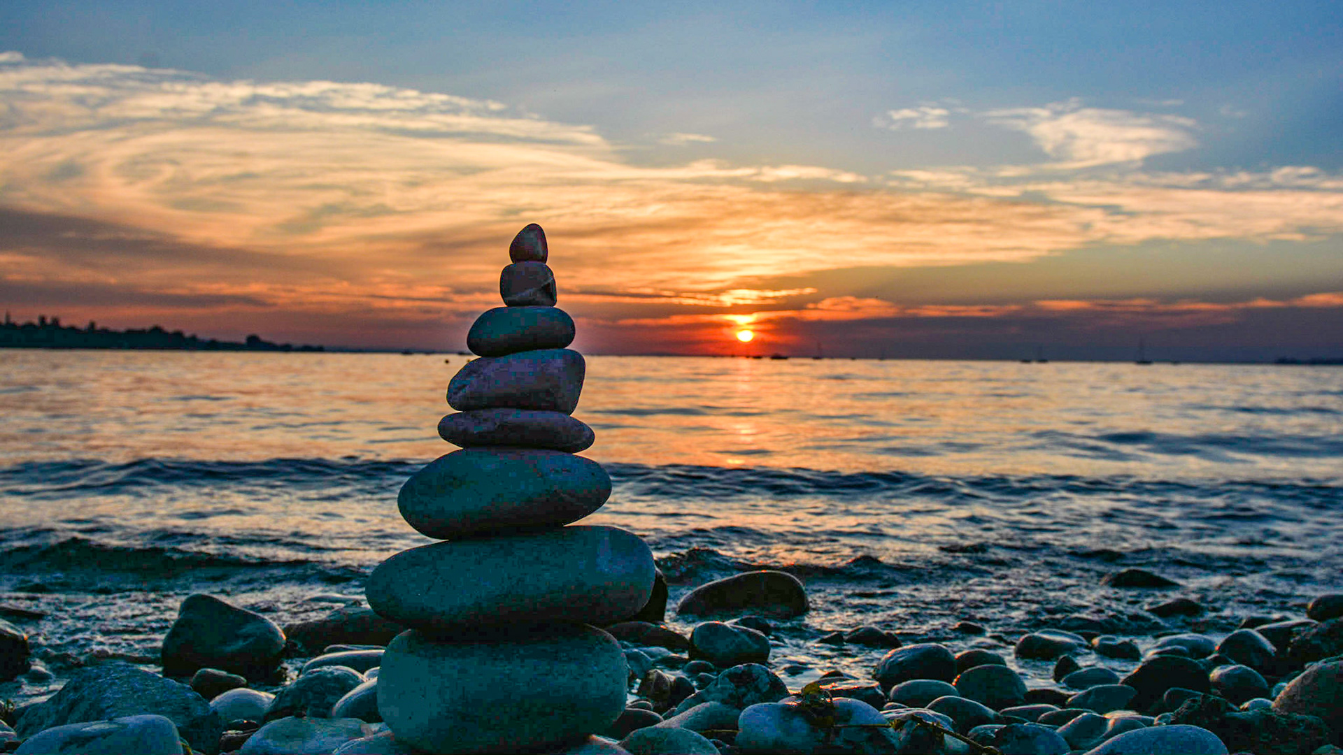 Steine vor der untergehenden Sonne in Bregenz