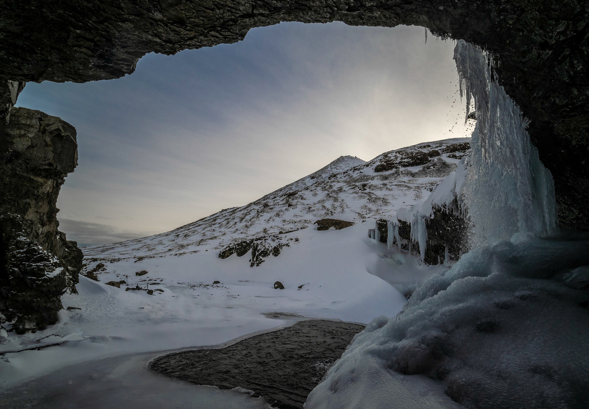 Höhle hinter dem Skutafoss